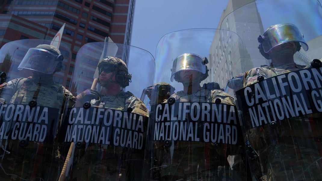 Hunderte Soldaten der kalifornischen Nationalgarde sind bereits in Los Angeles. 
