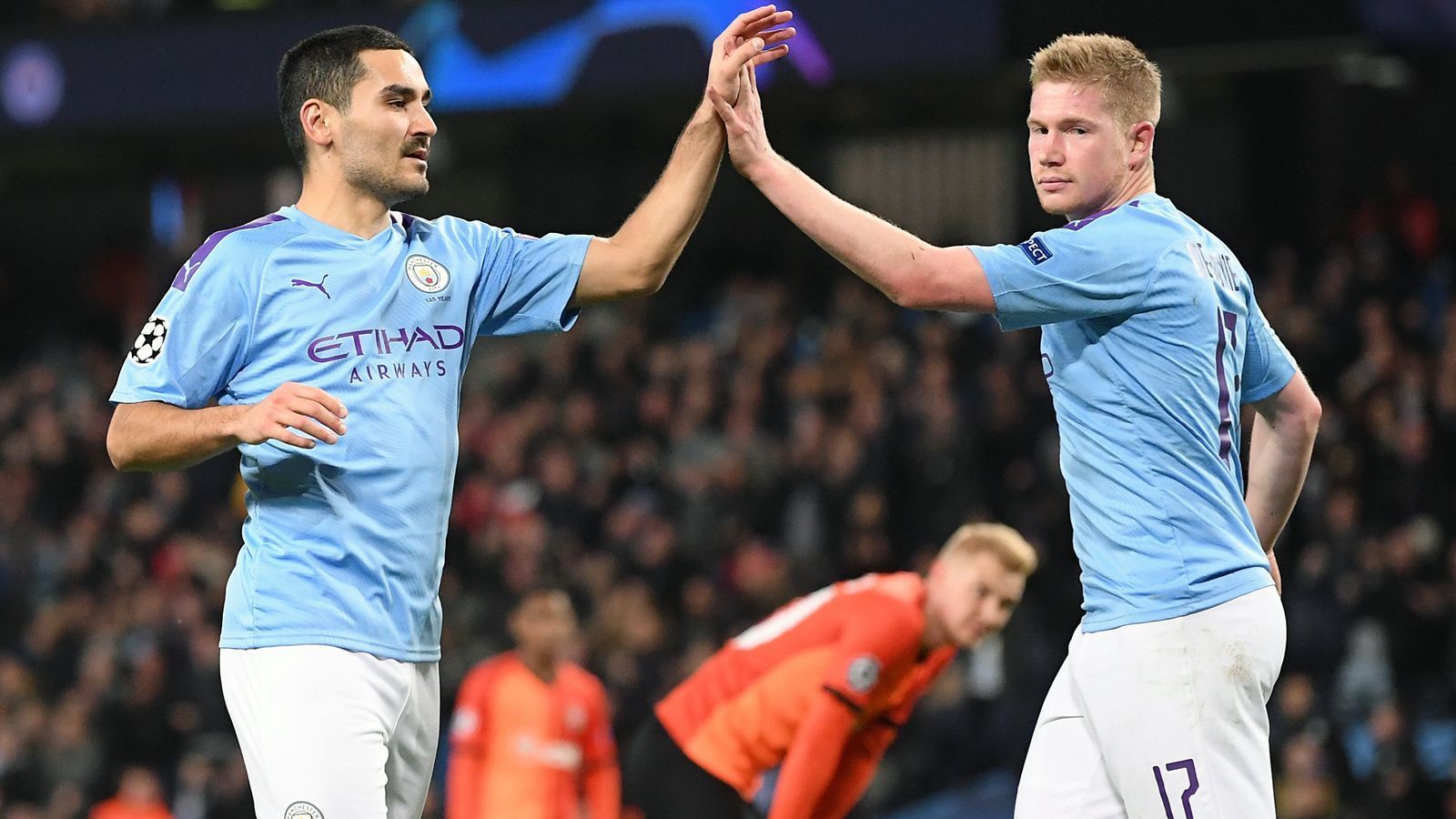 
                <strong>Diese Champions-League-Einnahmen würden Manchester City flöten gehen</strong><br>
                Für den Champions-League-Sieger gibt es noch einmal vier Millionen Euro als Erfolgsprämie obendrauf. Manchester City dürfte in der laufenden Saison vorerst die letzte Chance haben, um es ins Endspiel der Königsklasse zu schaffen. Kurios: Sollten die Citizens tatsächlich 2020 die Champions League gewinnen, wären die Engländer durch die drohende Sperre als Titelverteidiger in der Saison 2020/21 voraussichtlich nicht in der Lage, den Henkelpott zu verteidigen. 
              