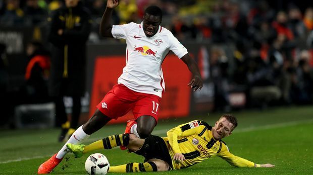 
                <strong>Flop - Dayot Upamecano (RB Leipzig)</strong><br>
                Flop - Dayot Upamecano (RB Leipzig): Ebenfalls noch Anpassungsprobleme scheint der junge Franzose in Leipzig zu haben. Der 18-Jährige wechselte im Winter von RB Salzburg zum Aufsteiger - für geschätzte zehn Millionen Euro Ablöse. Diese Summe hat sich bislang noch nicht mal ansatzweise rentiert, denn Upamecano kam nur zu Kurzeinsätzen, bei denen er nicht überzeugte. Bei der 0:3-Pleite in Hamburg stand das Innenverteidiger-Talent zwar in der Startelf, musste aber schon nach einer halben Stunde wieder runter. So stehen bislang nur 84 Spielminuten für Upamecano in der Statistik - sehr wenig für ein solch teures Talent!
              