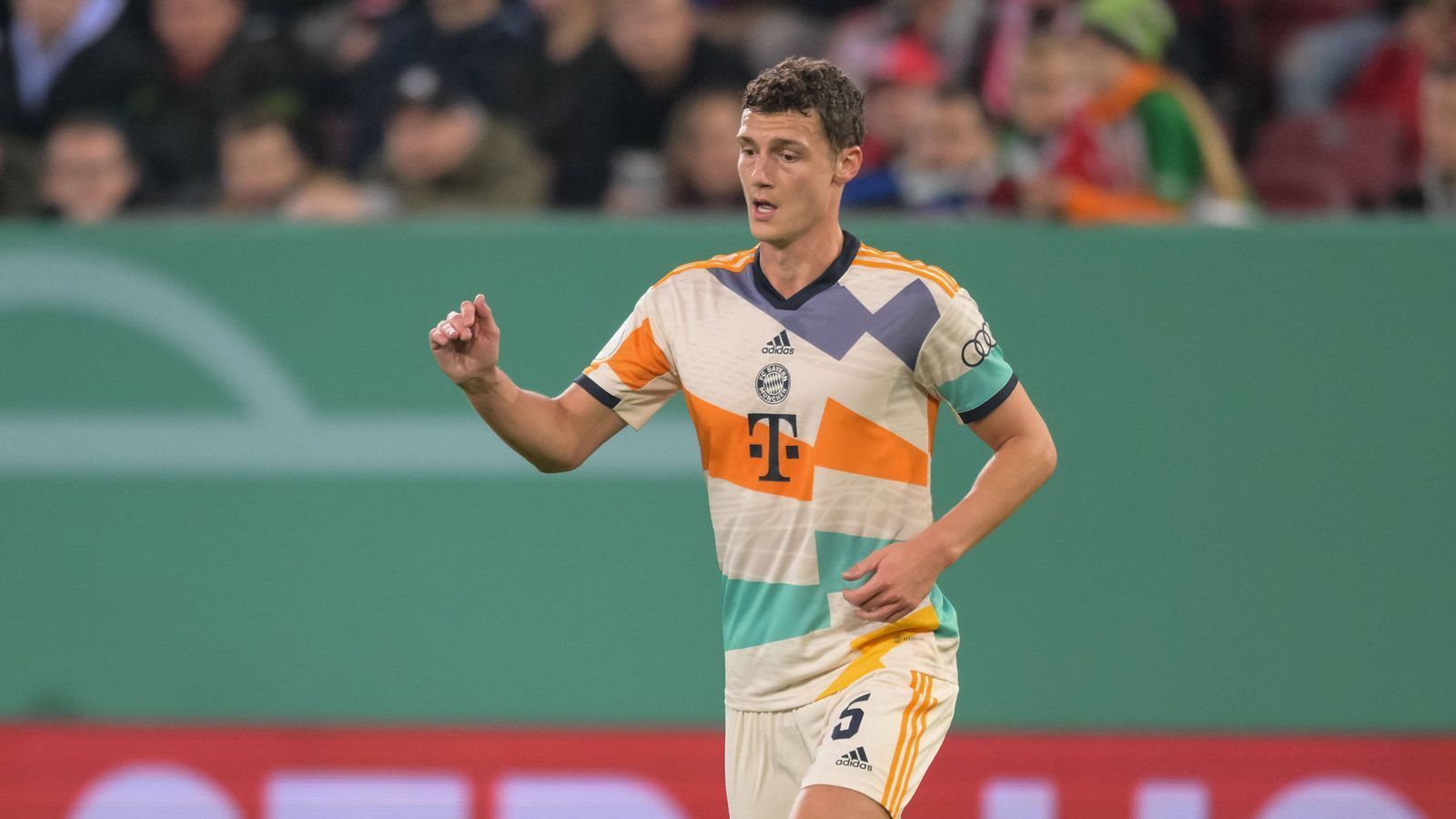 
                <strong>Benjamin Pavard</strong><br>
                Der Franzose rückt für den wegen muskulärer Probleme nicht einsatzfähigen Mazraoui in die Startelf. Teilweise mit Problemen in der Rückwärtsbewegung, schaltet sich dafür immer wieder offensiv ein. Seine Vorlage muss Mane zum 2:1 verwerten (29.). ran-Note: 3
              