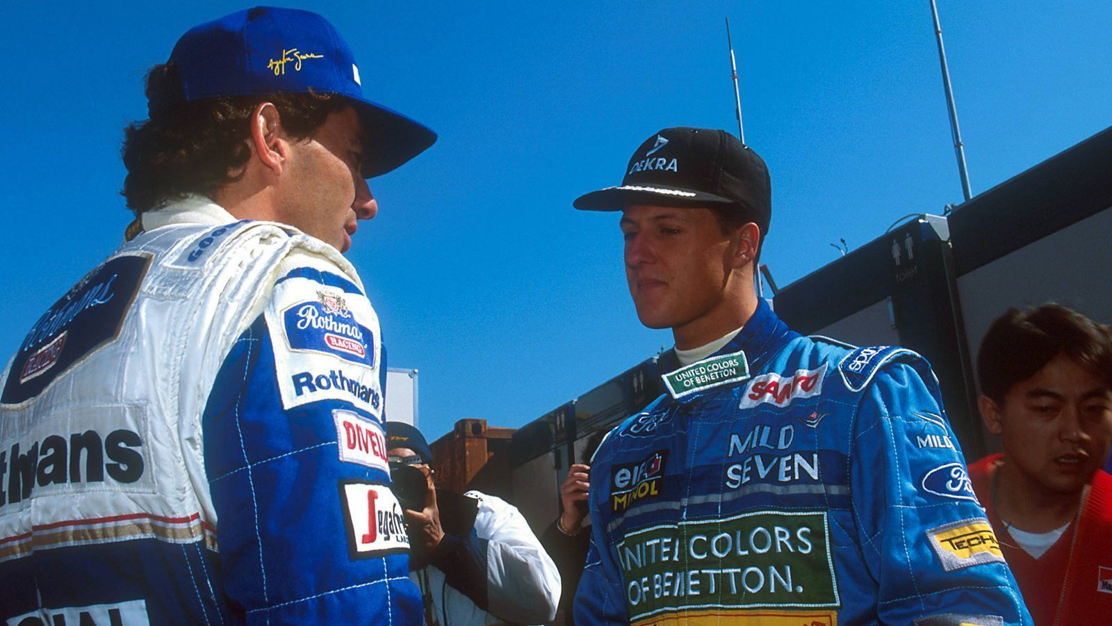 
                <strong>Ayrton Senna: Als die Formel 1 ihre Seele verlor</strong><br>
                Was ihn ebenfalls auszeichnet: Ein fanatischer Gerechtigkeitssinn. Ein geradliniger Mensch, der dazu auch sensibel ist, tiefgläubig. Viele Freunde hat er durch seine Charaktereigenschaften - vor allem wegen seines fast schon krankhaften Ehrgeizes - im Fahrerlager aber nicht. Mit Michael Schumacher, der sich damals anschickt, sein Thronfolger zu werden, legt er sich offen an.
              
