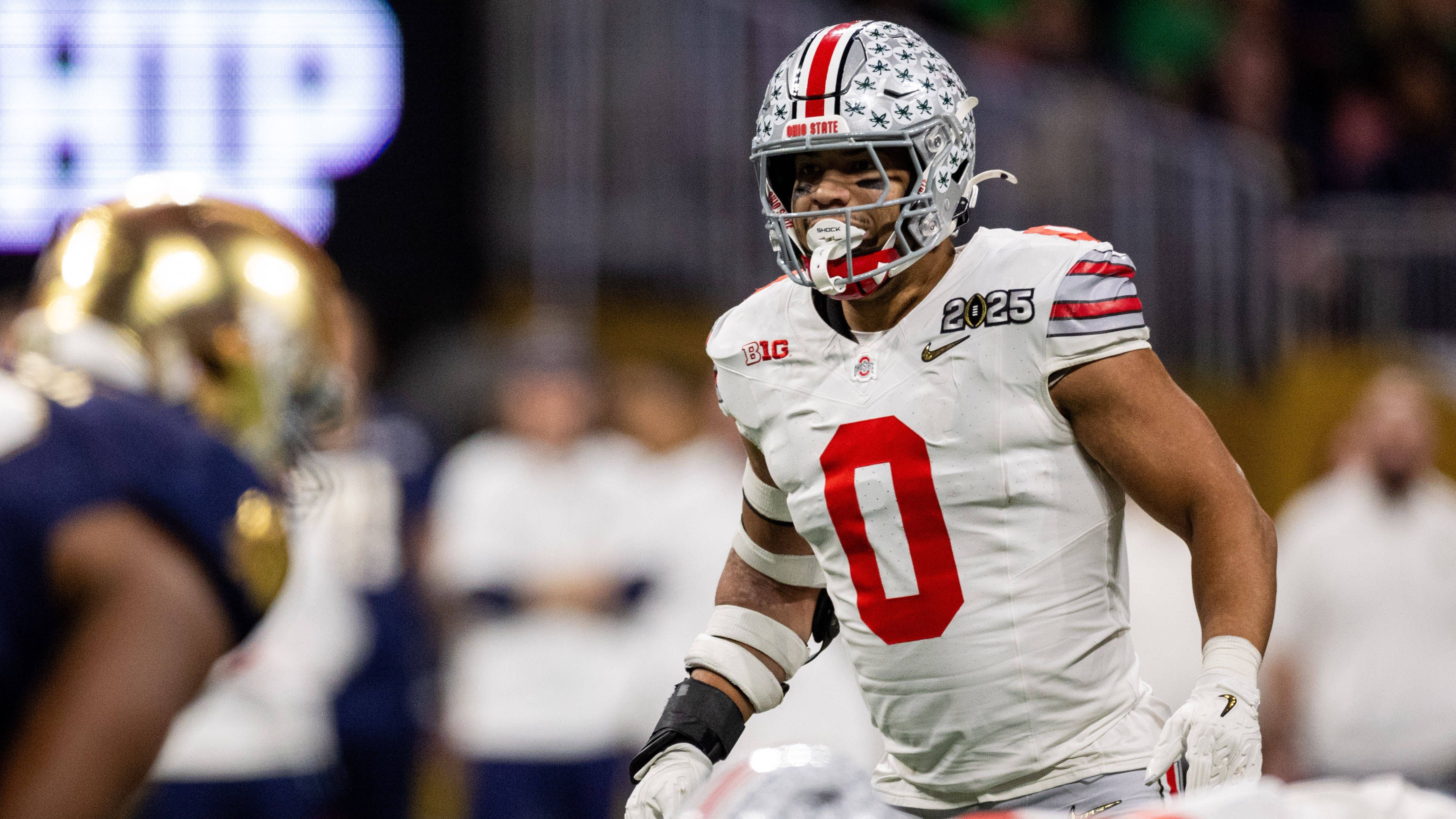 <strong>Cody Simon (Linebacker, Ohio State)</strong><br>Dürfen wir vorstellen: Den Defensive MVP des National Championship Games, Cody Simon. Der Linebacker der Buckeyes hat sich mit dem Finale im College auf dem Big Board der NFL-Teams nochmal nach oben gespielt. Experten hatten ihn teilweise sogar erst an Tag drei des Drafts geranked. Zugegeben: Ein First Round Pick wird er nicht mehr, aber ein Pick am zweiten Tag kann er durchaus werden.