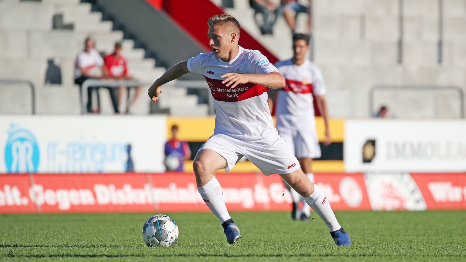 
                <strong>Mittelfeld - Santiago Ascacibar (VfB Stuttgart)</strong><br>
                Als der VfB Stuttgart im Sommer 2017 kolportierte sechs Millionen Euro Ablöse für den argentinischen Abräumer Santiago Ascacibar ausgab, sollte und wollte der Südamerikaner am Neckar den nächsten Karriereschritt machen. Nach gutem Beginn lief aber in der Vorsaison für den 22-Jährigen (und auch den späteren Absteiger Stuttgart) vieles schief. Nun also soll ein Neuanfang her - auch für Ascacibar selbst: Am 29. Spieltag der Vorsaison leistete sich der Jungstar einen Ausraster, spuckte Leverkusens Kai Havertz ins Gesicht. Die Folge: Eine Sperre von sechs Wochen. Erst im Rückspiel der Abstiegs-Relegation bei Union Berlin kehrte Ascacibar in die VfB-Elf zurück.
              