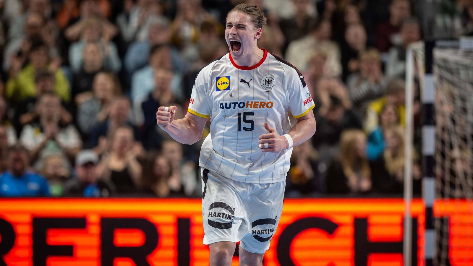 
                <strong>Deutschland</strong><br>
                Das DHB-Team sehnt sich bereits seit 16 Jahren nach dem WM-Titel. Die goldene Generation der Deutschen ist aber längst Vergangenheit. 2021 mussten die deutschen Handballer einen großen personellen Umbruch hinnehmen. Mittlerweile besteht die Mannschaft aus einer Mischung aus erfahrenen Altstars und neuen Talenten, die es bei dieser WM richten sollen. Nach den beiden Testspielen gegen Mitfavorit Island, von denen man zumindest eines für sich entscheiden konnte, kann man jedoch festhalten: An einem guten Tag kann Deutschland im Konzert der Großen mithalten. Mit Star-Torwart Andreas Wolff als Rückhalt und neuen Hoffnungsträgern wie Juri Knorr, der als einer der gefährlichsten Werfer im Turnier gilt, könnte das DHB-Team weit kommen. Auf den Titel haben die Deutschen aber wohl eher nur Außenseiterchancen.
              