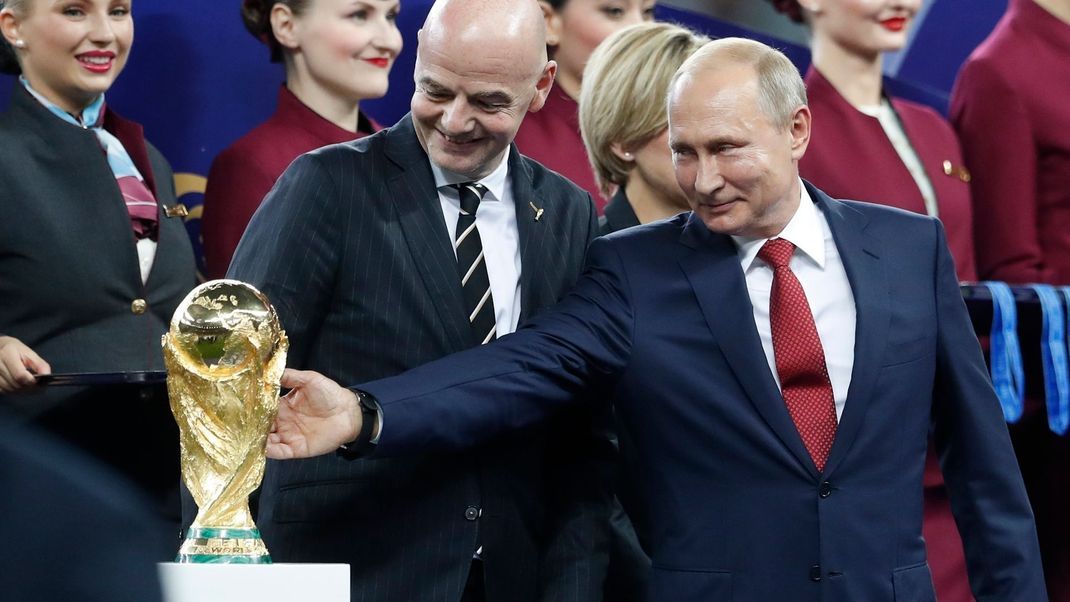 FIFA-Boss Gianni Infantino (Mitte) wünscht sich zumindest während der WM einen Waffenstillstand in der Ukraine.