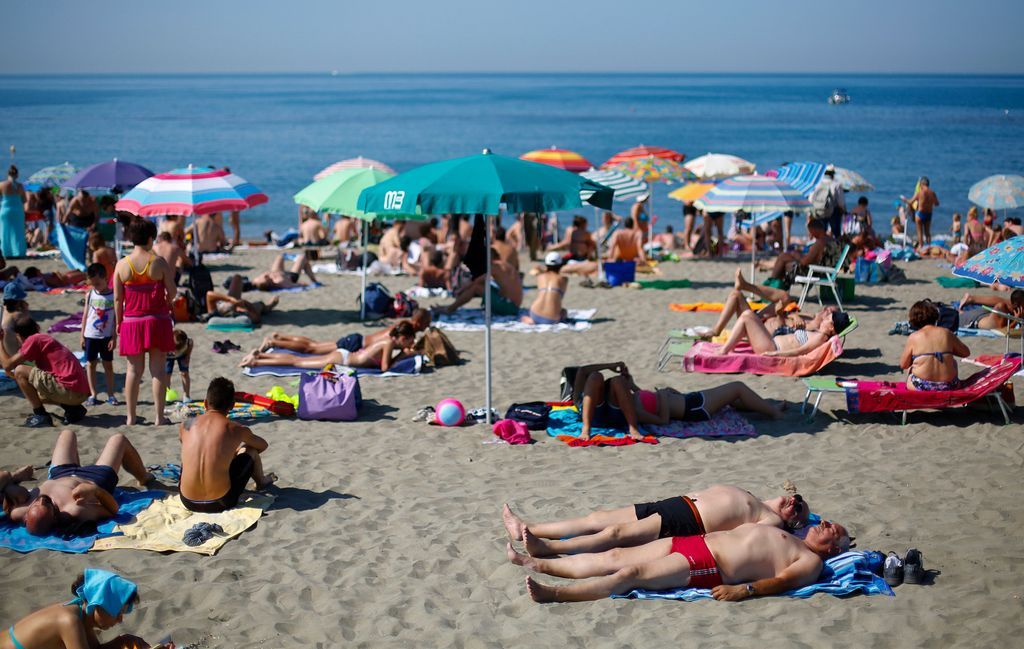 L’Italia si attiva: divieto di asciugamani in spiaggia