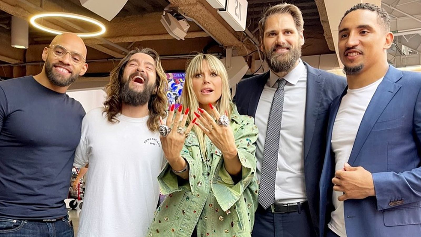 
                <strong>Heidi Klum</strong><br>
                Mit der Super-Bowl-Crew von ProSieben, um die Experten Kasim Edebali (li.) und Sebastian Vollmer (2.v.r.), gab es ein Gruppenfoto mit Heidi Klum.
              