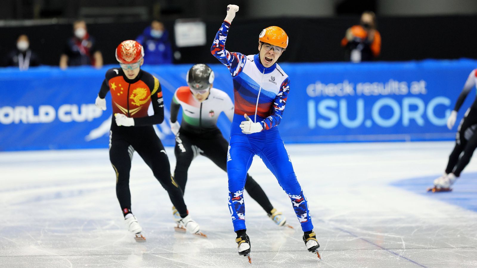 
                <strong>Shorttrack: Mixed-Teamwettbewerb</strong><br>
                Shorttrack ist eine Disziplin des Eisschnelllaufs, welche seit 1992 olympisch ist. Die Bezeichnung Shorttrack verdeutlicht, dass die Rundenlänge mit 111,12 Meter kürzer, als die des klassischen Eisschnelllaufs mit 400 Meter ist. Bei den Spielen in Peking sollen neun Wettbewerbe im Shorttrack ausgetragen werden. Neben jeweils drei Einzelwettkämpfen (500m, 1000m, 1500m) und einem Staffelwettkampf pro Geschlecht (Männer 5000m, Frauen 3000m), wird auch erstmals eine Mixed-Staffel (2000m) Teil des Programms sein. 
              