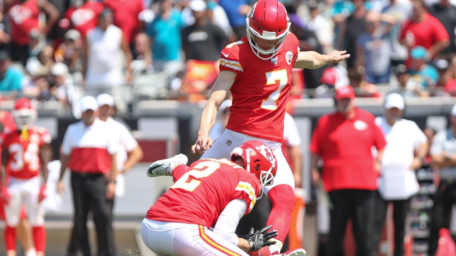 
                <strong>Special Team und Kicker: Kansas City Chiefs</strong><br>
                Perfekt verlief das Spiel für Watkins Teamkollege Harrison Butker. Der Kicker verwandelte mit vier Field Goals und vier Extrapunkten alle seine Versuche. Sein längster Versuch flog aus 46 Yards durch die Stangen.Gesamtpunktzahl: 16
              