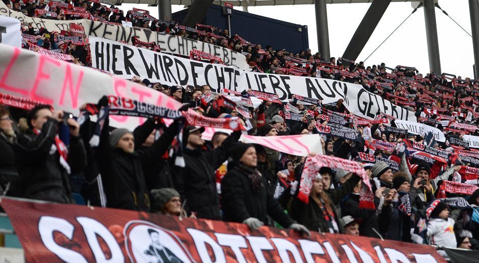 
                <strong>Leipzig reagiert auf die BVB-Plakate</strong><br>
                Immerhin bewiesen die Sachsen etwas Humor und spielten auf das Vereinsmotto der Dortmunder ("Echte Liebe") an.
              