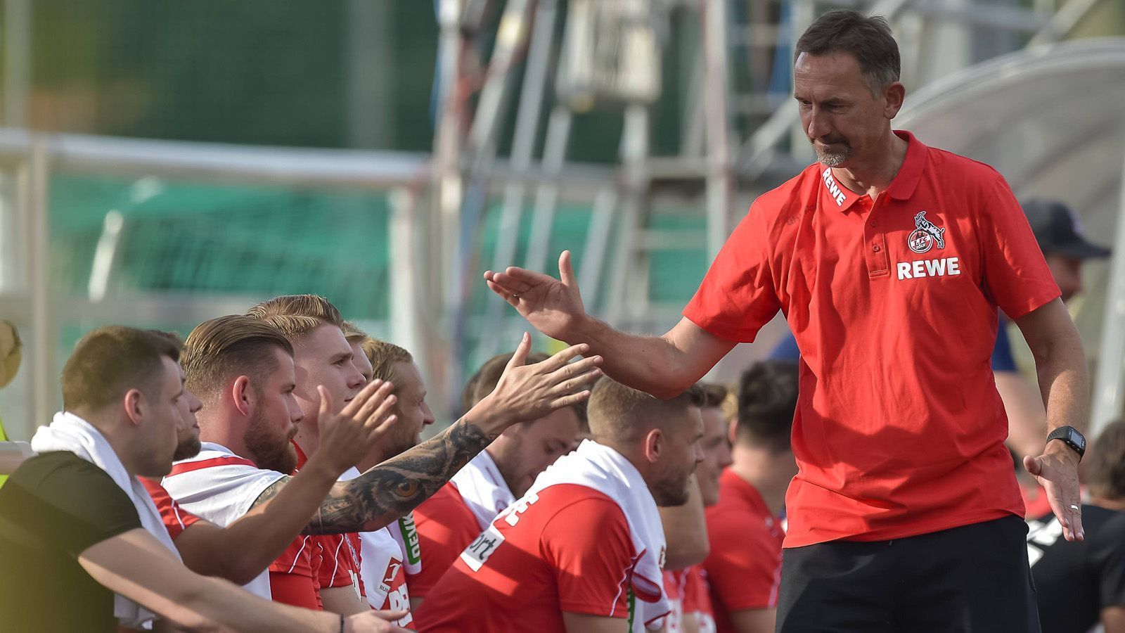 
                <strong>1. FC Köln</strong><br>
                Auch der FC lässt die Handy-Nutzung nur bei bestimmten Aktivitäten zu. In der Kabine und auf der Liege des Physiotherapeuten dürfen sich die Spieler durch das Internet swipen, Nachrichten versenden oder ihre Fans via Social Media auf dem Laufenden halten.
              