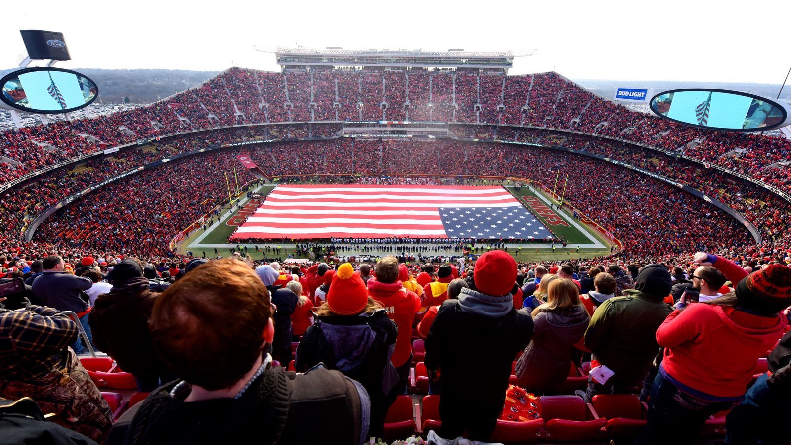 <strong>Kansas City Chiefs: GEHA Field at Arrowhead Stadium</strong><br>
                • Kapazität: 76.416&nbsp;<br>• Eröffnung: August 1972; Renovierungen 1991, 1994, 2010&nbsp;<br>• Kosten: 534 Millionen Dollar in 2023 <br>• Eigentümer: Jackson County Sports Complex Authority