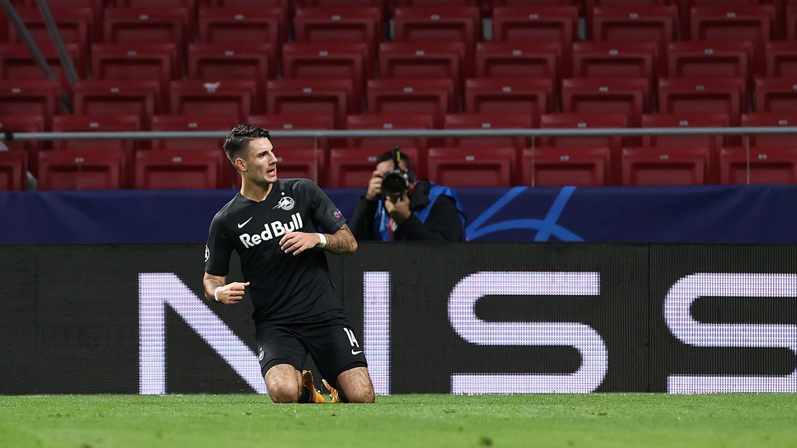 
                <strong>RB Leipzig</strong><br>
                Die Leipziger haben mit Dominik Szoboszlai bereits ihren Wunschspieler aus Salzburg verpflichtet. Englische Medien berichten noch vom Interesse Tottenhams an Marcel Sabitzer. Dass die Bullen allerdings den Fehler aus dem letzten Winter wiederholen, mitten in der Saison ihren Kapitän ziehen zu lassen und eine riesige Baustelle aufzumachen, scheint ausgeschlossen.
              