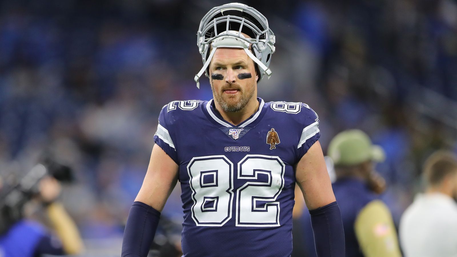 
                <strong>Jason Witten, noch aktiv</strong><br>
                Der langjährige Dallas Cowboy wird in der kommenden Saison das Trikot der Las Vegas Raiders tragen. Zwischenzeitlich sah es aber so aus, als hätte der Tight End der NFL bereits den Rücken gekehrt. 2018 verkündete Witten seinen Rücktritt und bekam direkt den Top-Job bei "ESPN" als Kommentator bei "Monday Night Football". Im Gegensatz zu seinem langjährigen Mitspieler Romo kam Witten bei vielen Fans aber nicht gut an. Also kehrte er in der Saison darauf wieder aufs Spielfeld zurück.
              