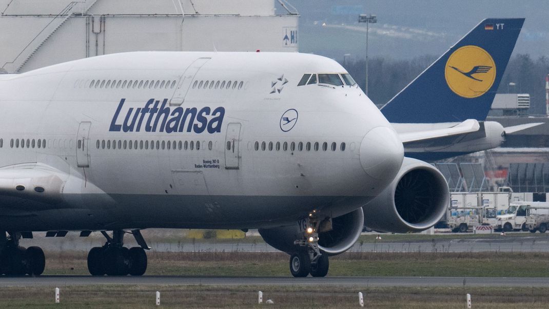 Ab Dienstag wird sich der Streik von 19.000 Flugbegleiter:innen der Lufthansa auf den Flugverkehr in München und Frankfurt auswirken.