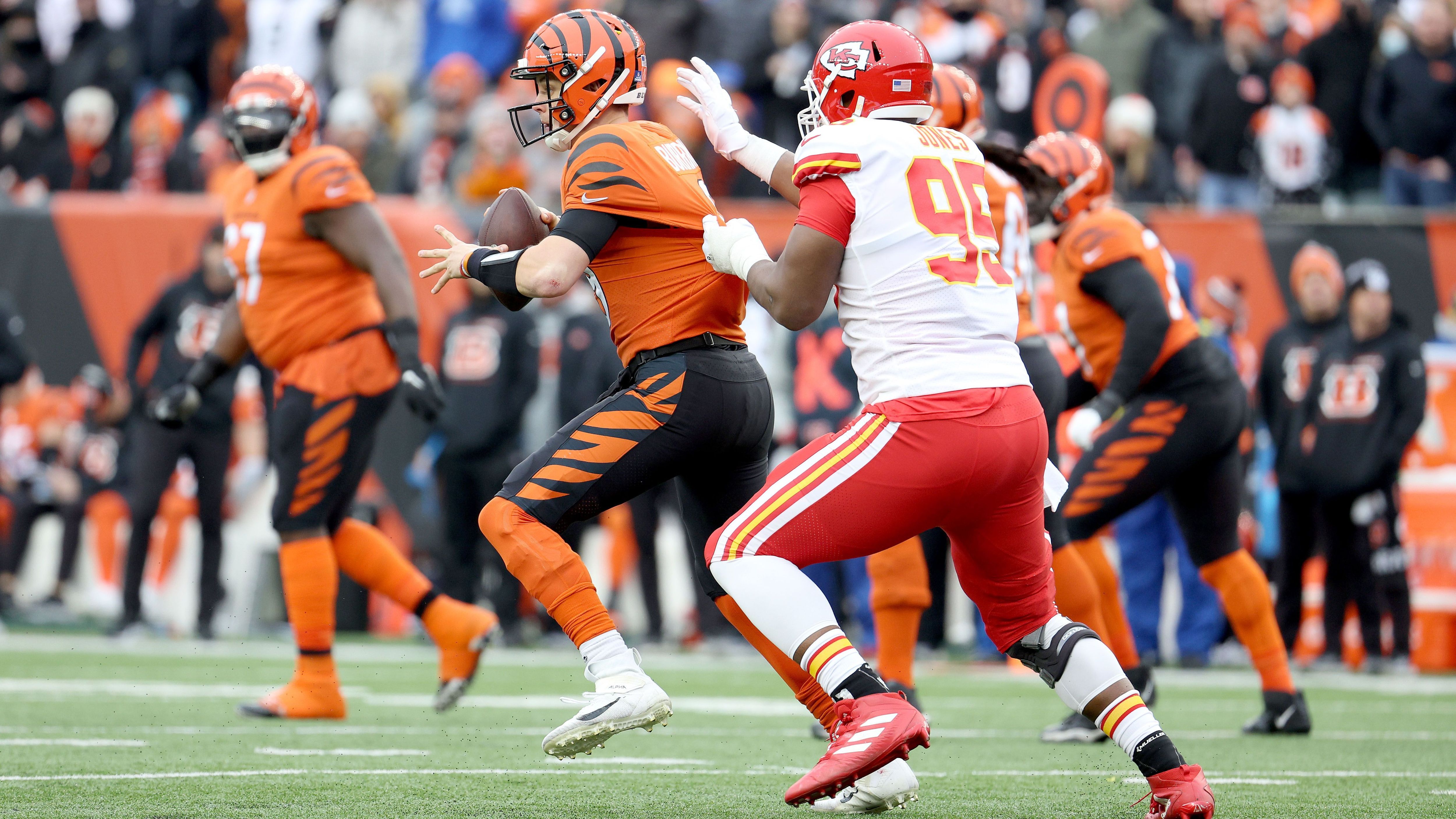 
                <strong>Bengals at Chiefs: Bengals O-Line vs. Chiefs-Pass-Rush</strong><br>
                Es mag schier unglaublich klingen. Obwohl Cincinnati gegen die Tennessee Titans satte neun (!) Sacks zuließ, gewannen die Bengals das Spiel und greifen nun nach ihrer ersten Super-Bowl-Teilnahme seit 1988. Im AFC Championship Game bei den Kansas City Chiefs (Sonntag, ab 20:45 live auf ProSieben und ran.de) muss sich die O-Line dringend verbessern – es ist schwer zu glauben, dass Patrick Mahomes ähnlich viele Fehler unterlaufen wie Titans-QB Ryan Tannehill. Zwar gehörte der Pass-Rush der Chiefs in der Regular Season nicht zu den Prunkstücken (viertwenigste Sacks), dennoch bleibt die Unit um Frank Clark, Melvin Ingram III oder Jarran Read gefährlich und könnte gegen eine wacklige Bengals O-Line zum X-Faktor werden.
              