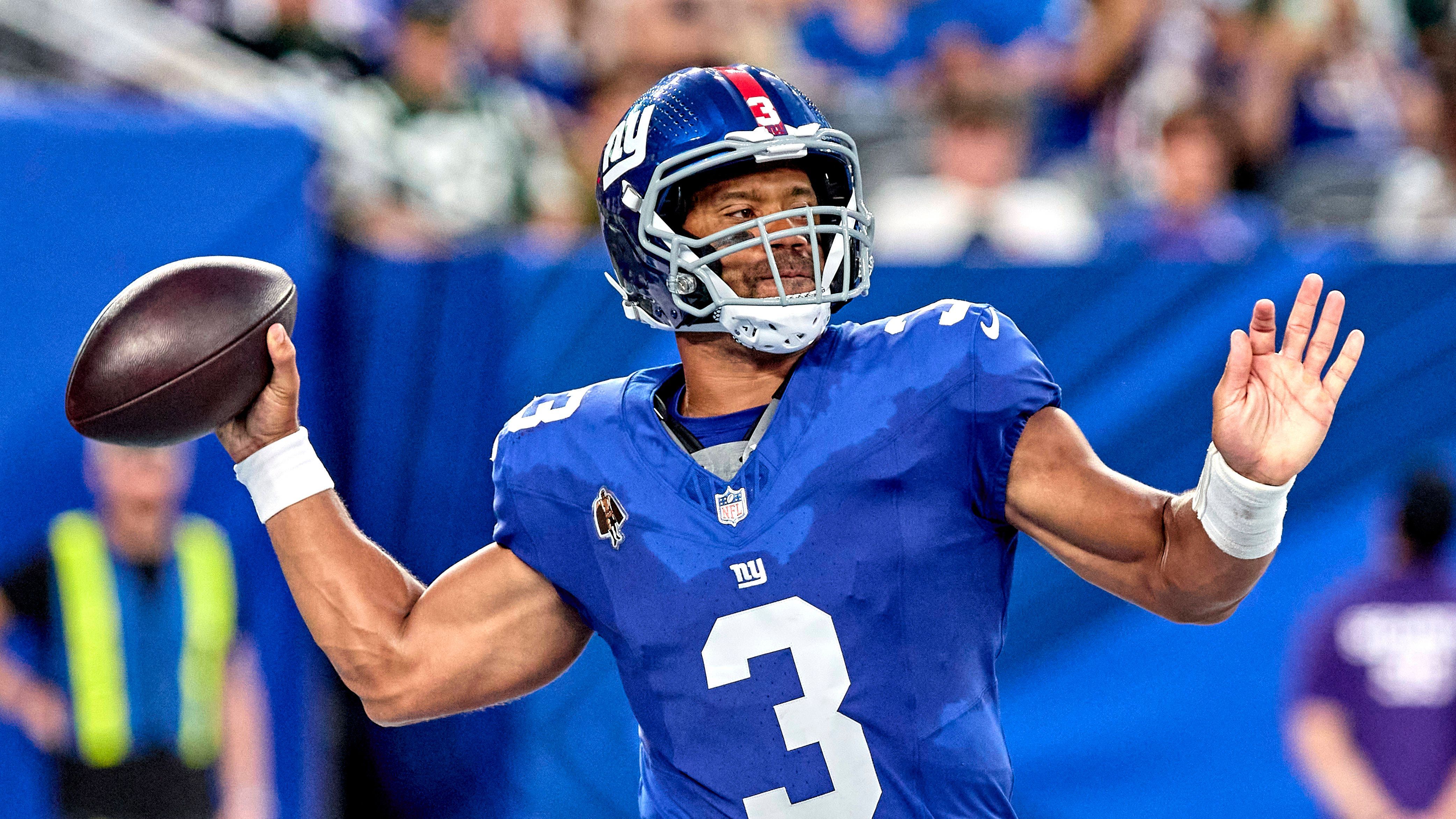 <strong>Platz 24: Russell Wilson (New York Giants)</strong><br>Während der eine Steelers-Spieler zu den Jets ging, landete der andere auch in New York. Wilson dürfte bei den Giants beginnen, gehört auch zu den besseren QBs der Liga an seinen guten Tagen. Sollte er nicht liefern, scharren Jameis Winston und Jaxson Dart mit den Hufen. Besonders <a data-li-document-ref="578437" href="https://www.ran.de/sports/american-football/nfl/news/nfl-new-york-giants-jaxson-dart-brilliert-wird-der-rookie-qb-russell-wilson-gefaehrlich-578437">Dart überzeugt in der Preseason</a>.
