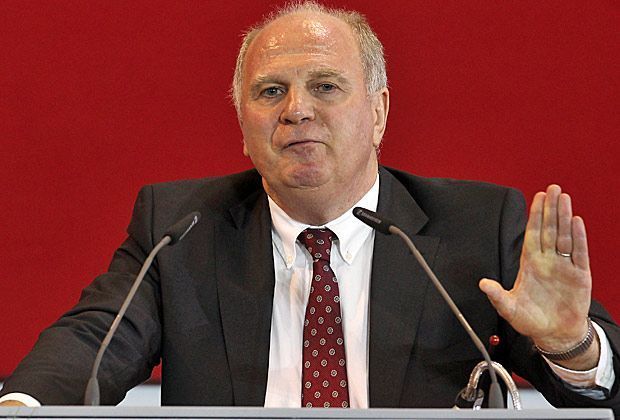 
                <strong>"Plötzlich war ich ein Arschloch"</strong><br>
                Die Monate nach Bekanntwerden seiner Steueraffäre bezeichnete Hoeneß als "Trauma", vor allem für seine Familie. "Plötzlich war ich ein Arschloch, ein Schwein, ein Mann, der den Leuten das Geld aus der Tasche zieht."
              