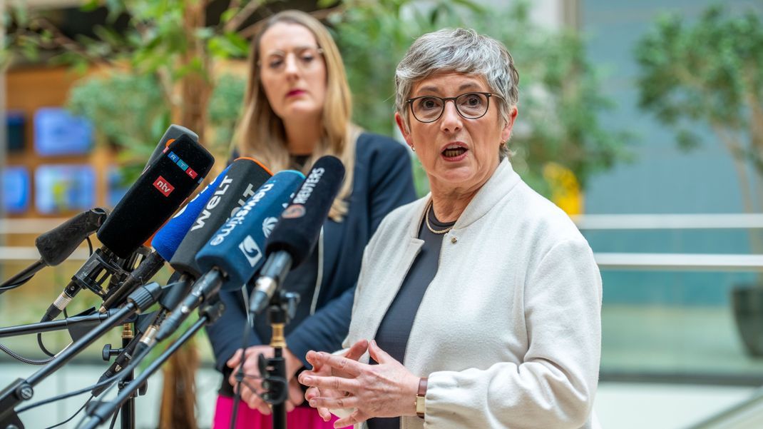 Die Grünen-Fraktionschefinnen Dröge (links) und Haßelmann plädieren angesichts des drohenden Zoll-Kriegs für eine Extra-Sitzung im Bundestag. (Archivbild)