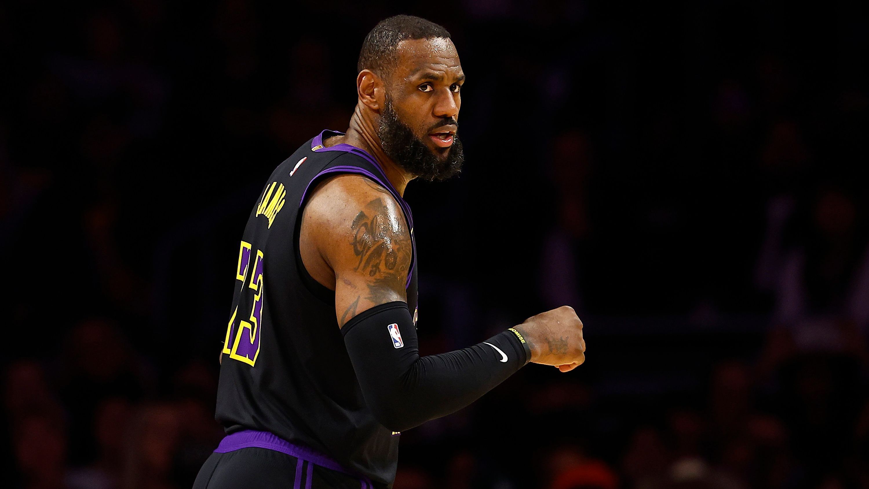 <strong>LeBron James (Western Conference) - Starter &amp; Teamkapitän</strong><br>Position: Forward<br>Team: Los Angeles Lakers<br>Stats pro Spiel 2023/2024: 24,9 Punkte, 7,3 Rebounds, 7,6 Assists<br>All-Star-Teilnahmen: 20