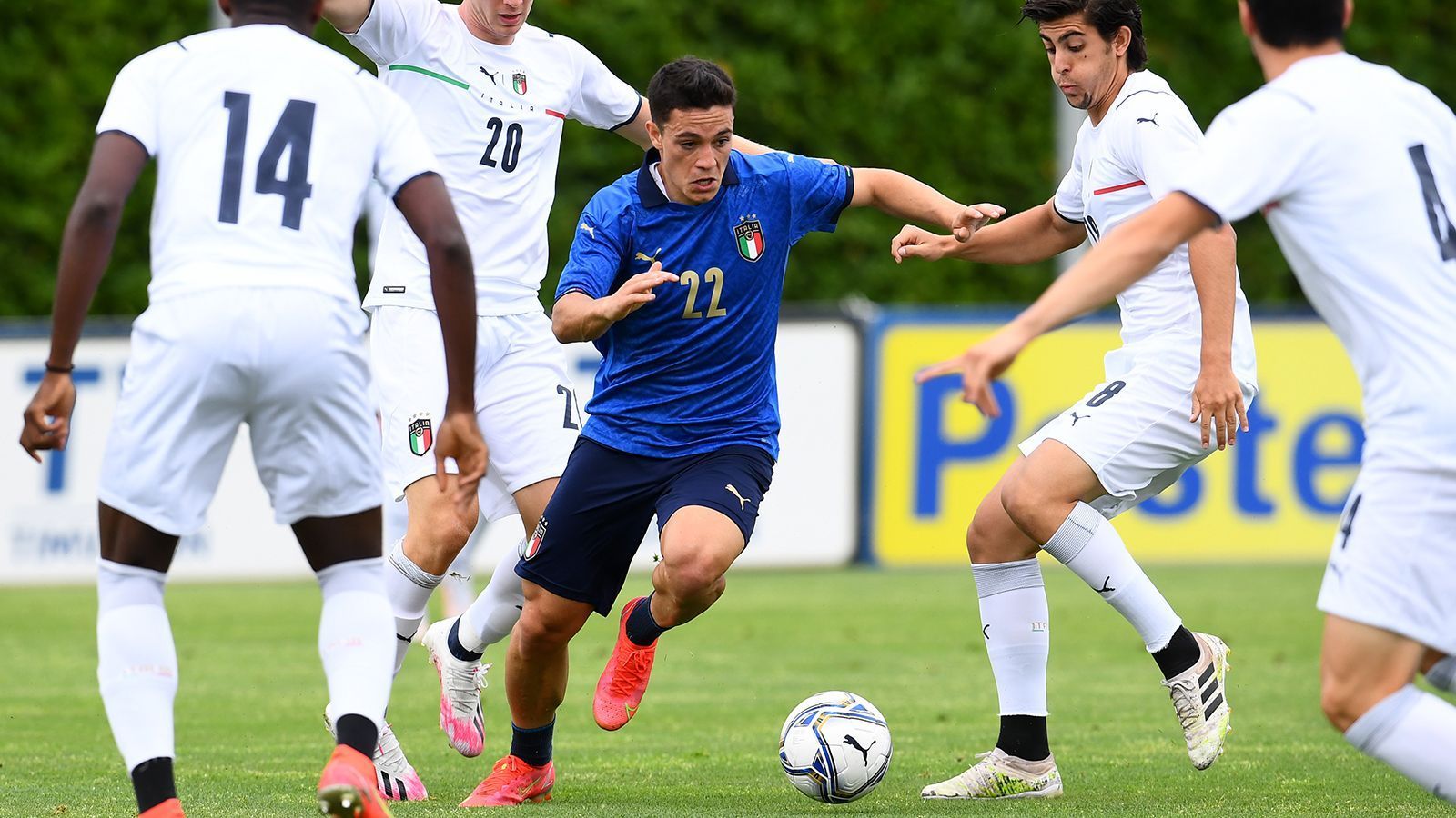 
                <strong>Giacomo Raspadori (Italien)</strong><br>
                Vor gut einer Woche stand Giacomo Raspadori noch bei der italienischen U21 im Viertelfinale gegen Portugal auf dem Feld, in knapp einer Woche könnte er sein Pflichtspieldebüt (er wurde am 4. Juni 2021 eingewechselt) für die A-Nationalmannschaft geben. Der quirlige Stürmer von US Sassoulo gab mit vier Treffern in den letzten fünf Saisonspielen eine mit Toren gespickte Bewerbungsmappe bei Trainer Roberto Mancini ab.  
              