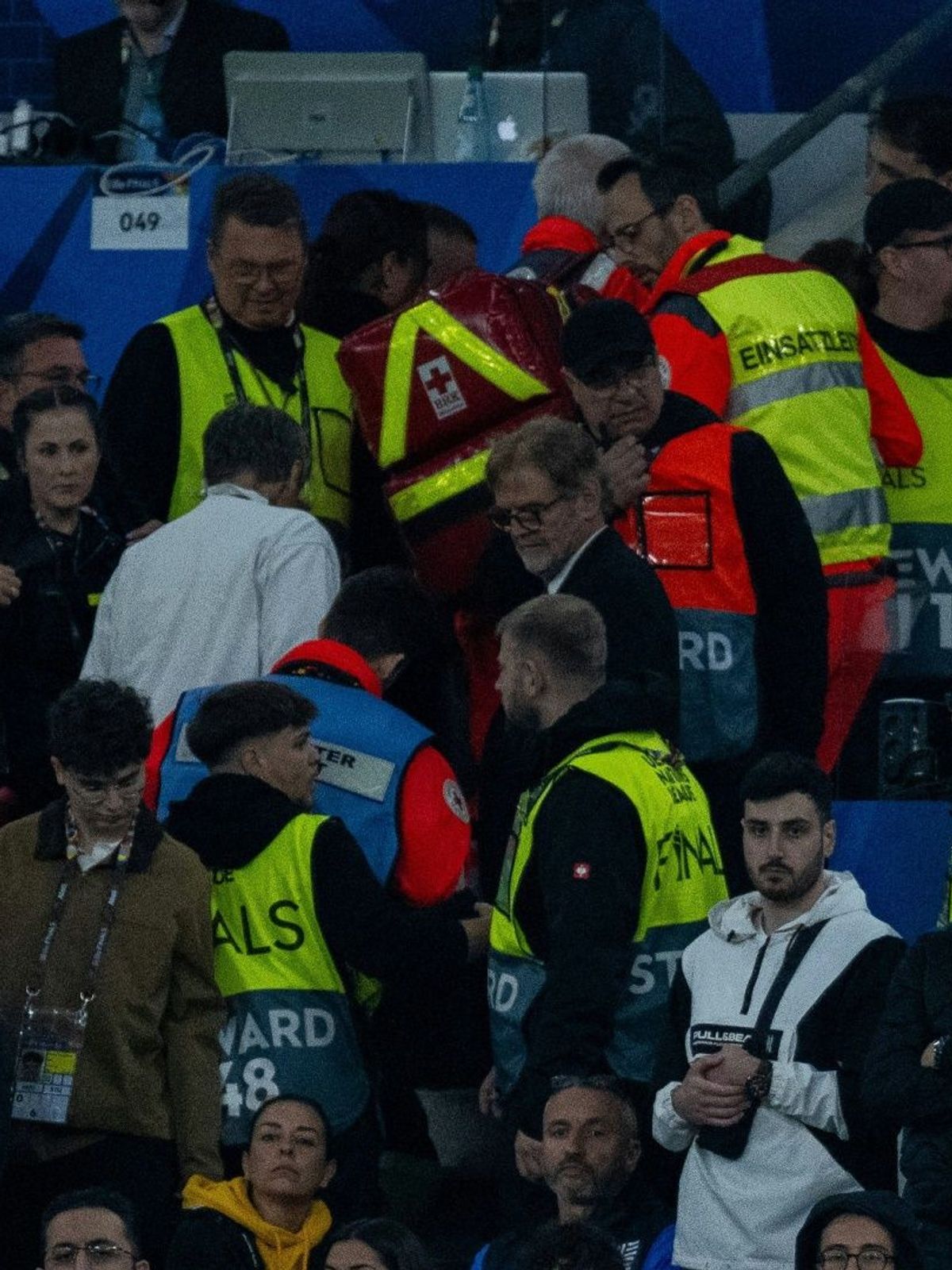 Szene vom Notfalleinsatz in der Münchner Arena.