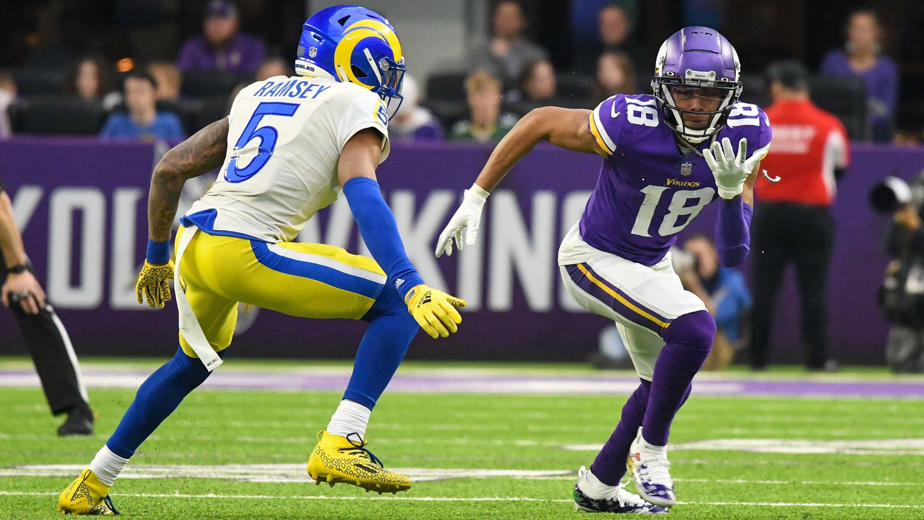 
                <strong>Minnesota Vikings</strong><br>
                Zwar haben die Vikings Stand jetzt voraussichtlich nicht die nötigen Mittel, um sich Ramsey leisten zu können. Sollten sie eine Verpflichtung jedoch in Betracht ziehen, könnten die Mittel durch den ein oder anderen Cut beschafft werden. Schließlich geht es Minnesota wie vielen anderen Teams: Einen Top-Cornerback kann man gut gebrauchen. Patrick Peterson wird Free Agent, Cameron Dantzler Sr. erlaubte über 77 Prozent aller Pässe gegen sich in der vergangenen Saison und Andrew Booth Jr. landete nach sechs Partien auf der Injured Reserve List. Ramsey würde diese Baustelle schließen.
              