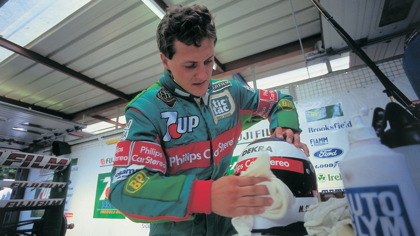 
                <strong>Michael Schumacher (Jordan) - 1991</strong><br>
                Ja, auch Rekordweltmeister Michael Schumacher ist zunächst nur Ersatzmann in der Formel 1. Er ersetzt 1991 ausgerechnet in Belgien den belgischen Formel 1-Fahrer Bertrand Gachot, als dieser wegen eine Reizgas-Angriffs auf einen Taxifahrer vor Gericht muss. Auf der Suche nach einem Ersatzfahrer wird Teamchef Eddie Jordan beim Mercedes Junior Team fündig. Der damals 22 Jahre alte Schumacher qualifiziert sich auf Platz sieben und rangiert damit vier Plätze vor seinem erfahreneren Teamkollegen Andrea de Cesaris. Seine Leistungen hinterlassen Eindruck und Flavio Briatore verpflichtet Schumacher schon für das nächste Rennen als zweiten Fahrer im Benetton-Team - der Rest ist Sportgeschichte.
              