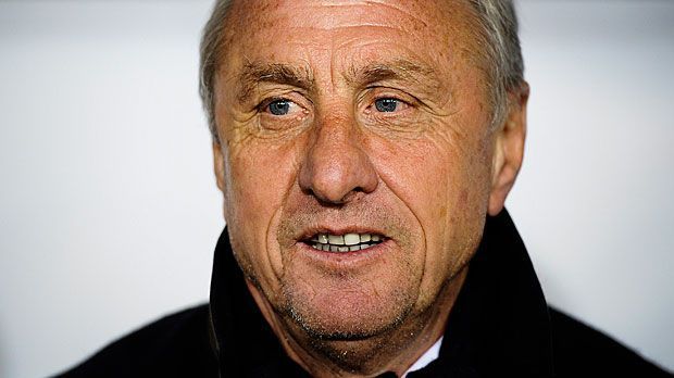 
                <strong>Johan Cruyff ist tot</strong><br>
                Der König ist tot. Mit Johan Cruyff stirbt einer der Allergrößten, die den Ball jemals mit dem Fuß gestreichelt haben. Das Vermächtnis von Europas Fußballer des Jahrhunderts lässt die heutigen Superstars erblassen. ran.de zeigt fünf Gründe, warum der Niederländer unsterblich ist.
              