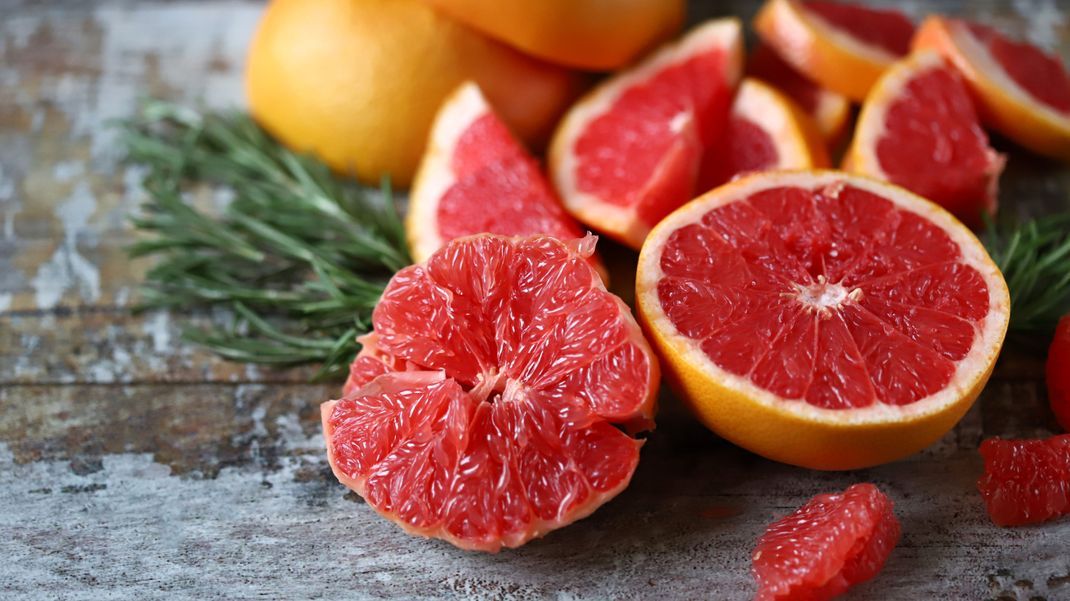 Die Grapefruit ist nicht nur eine vielseitig einsetzbare Vitaminbombe, sondern kann dich auch dabei unterstützten ein paar Kilo zu verlieren oder dein Gewicht zu halten. Wir verraten, wie es geht. 