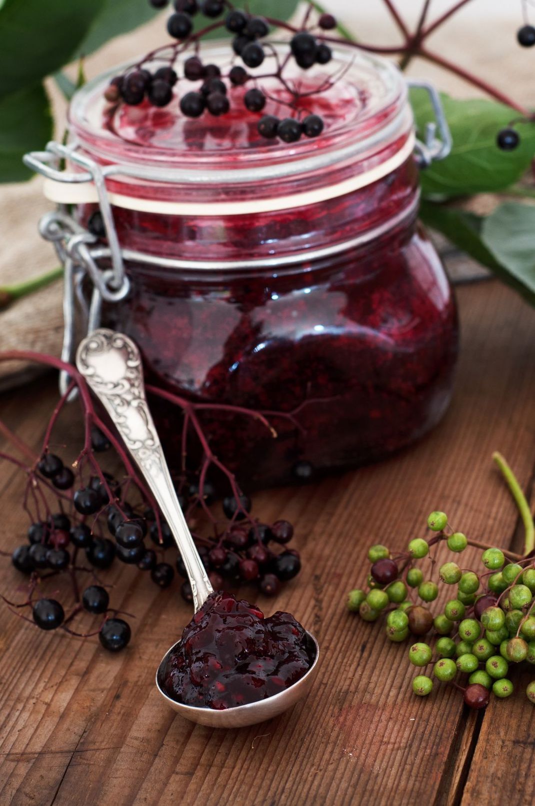 Eingekocht sind Holunderbeeren gut bekömmlich. Marmelade und Kompott sind nur einige Möglichkeiten sie zu verarbeiten.