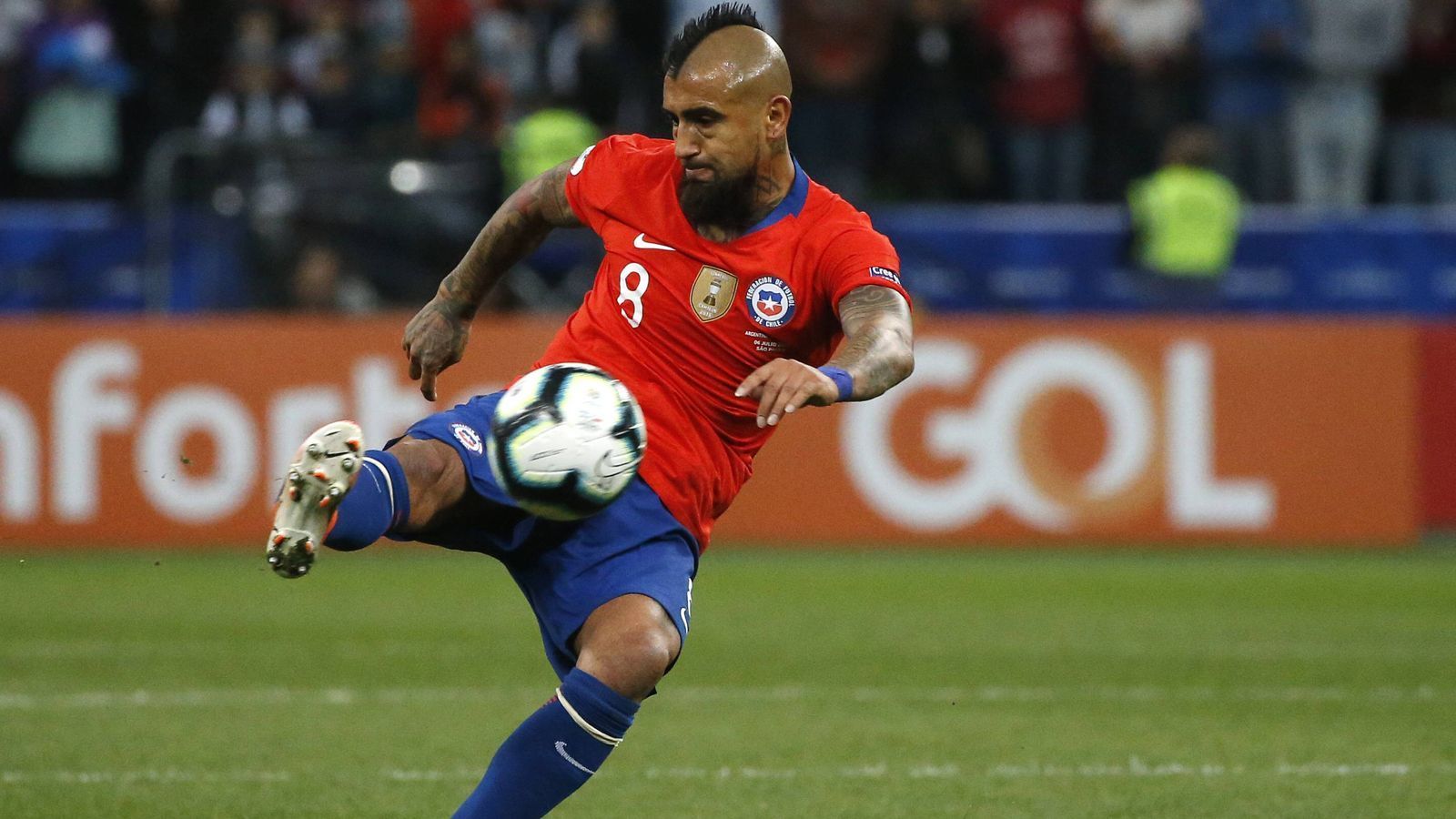 
                <strong>Mittelfeld - Arturo Vidal (Chile)</strong><br>
                Nach der verpassten WM-Endrunde 2018 wollte sich die chilenische Nationalmannschaft bei der Copa America 2019 sportlich rehabilitieren - das gelang aber nur teilweise. Die Chilenen um den früheren Bayern-Star und aktuellen Barca-Profi Arturo Vidal kamen nicht zuletzt dank des "Kriegers" letztlich bis ins Halbfinale. Dort war dann gegen Peru das Ende der Titelhoffnungen gekommen, Chile verlor klar mit 0:3. Im Spiel um Platz 3 gegen Argentinien zogen Chile und Vidal auch noch den Kürzeren, obwohl der Mittelfeldmotor nach rund einer Stunde per Elfmeter zum 1:2-Anschlusstreffer traf - es blieb gleichzeitig der Endstand. 
              