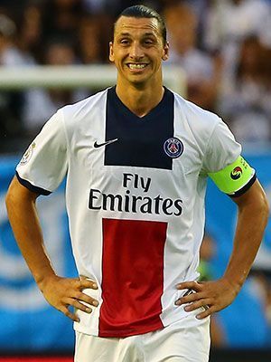 
                <strong>Paris Saint Germain - Auswärtstrikot</strong><br>
                Gleiches Design, andere Farbgebung - fertig ist das Auswärtstrikot. Zlatan Ibrahimovic scheint sich in dem Outfit wohl zu fühlen oder rührt sein Grinsen nur von der neongelben Kapitänsbinde?
              