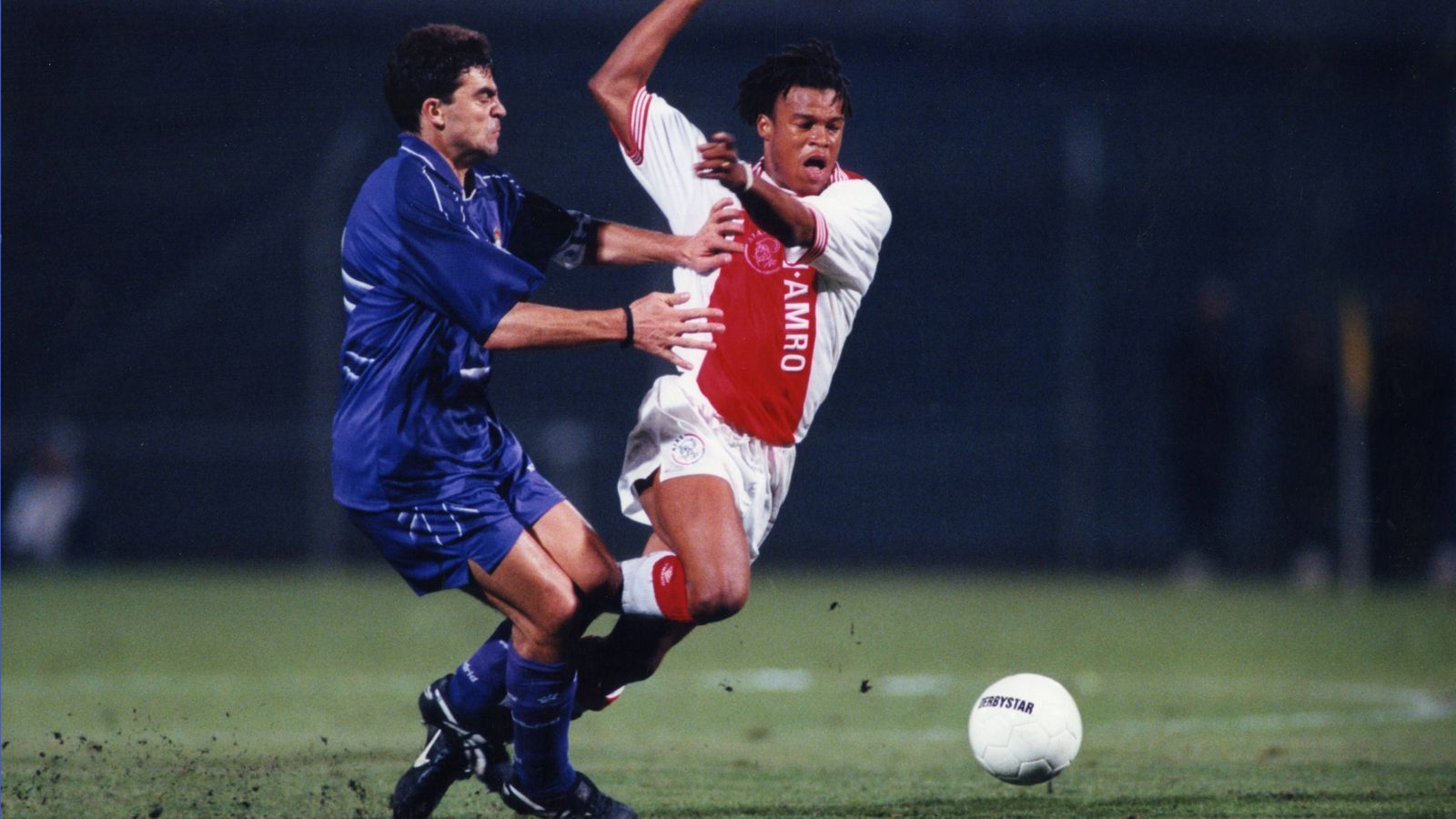 
                <strong>Edgar Davids (Ajax Amsterdam)</strong><br>
                158 Mal spielt der junge "Pitbull" Edgar Davids unter seinem großen Förderer van Gaal, der ihn 1991 aus der Ajax-Jugend in die erste Mannschaft zieht. Der bissige Mittelfeldspieler ist Teil der Ajax-Elf, die 1995 den Champions-League-Titel gewinnt. Ein Jahr später wechselt Davids zu Milan, danach hat er seine beste Zeit bei Juventus Turin. Im Herbst seiner Laufbahn spielt er auch eine kurze Zeit in Barcelona - da ist van Gaal allerdings schon wieder weg.
              