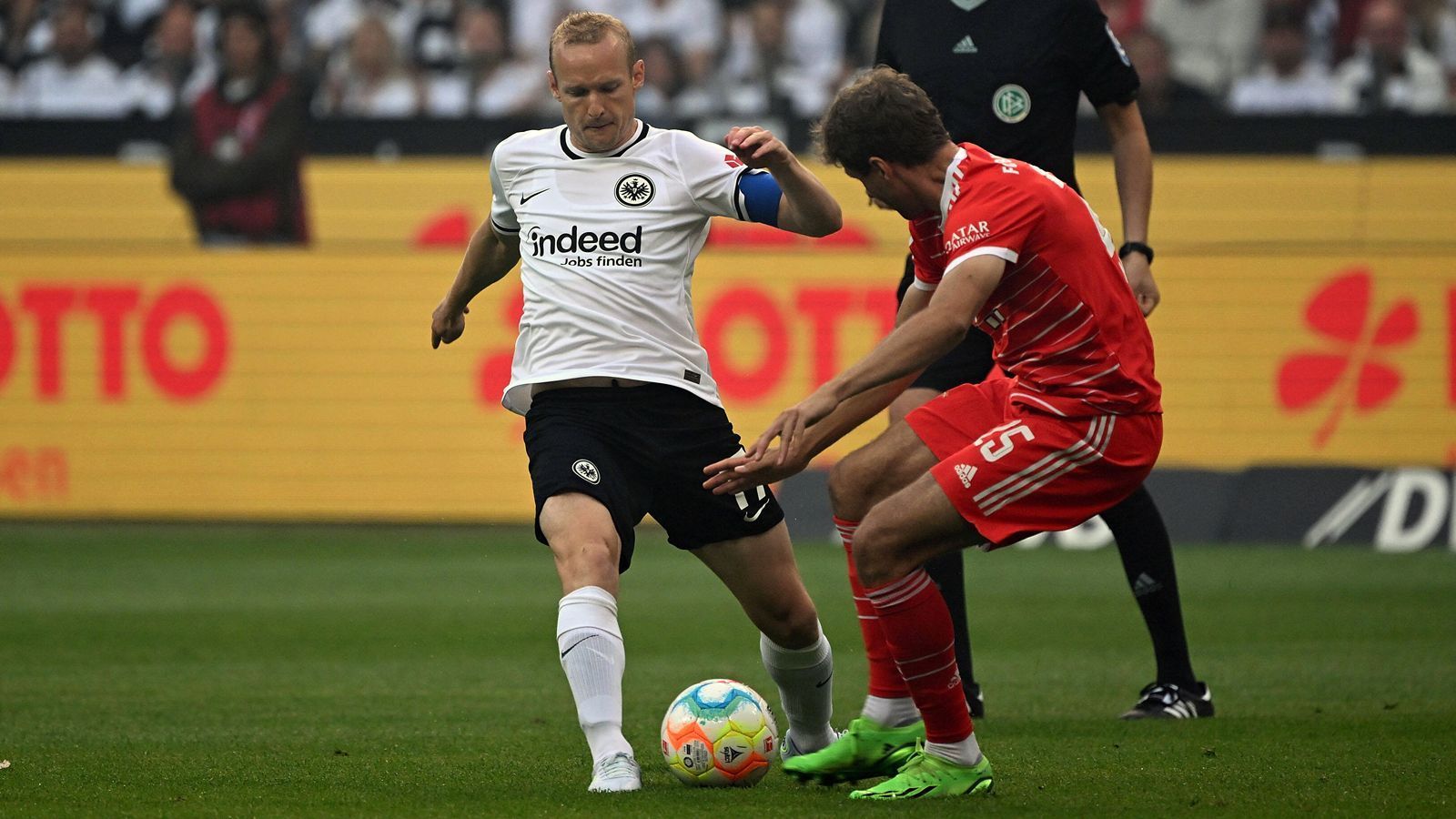 
                <strong>Sebastian Rode</strong><br>
                Versuchte es immer wieder mit Offensivpressing – das gelingt ihm in der 25. Minute auch, allerdings zu selten:  Ihm fehlt der Zugriff auf Musiala. Vor dem 0:3 verliert er Mane aus den Augen. Bietet dem Eintracht-Spiel nicht die gewohnte Stabilität, wie vergangene Saison. Wird zur Halbzeit für Kristijan Jakic ausgewechselt. ran-Note: 4
              