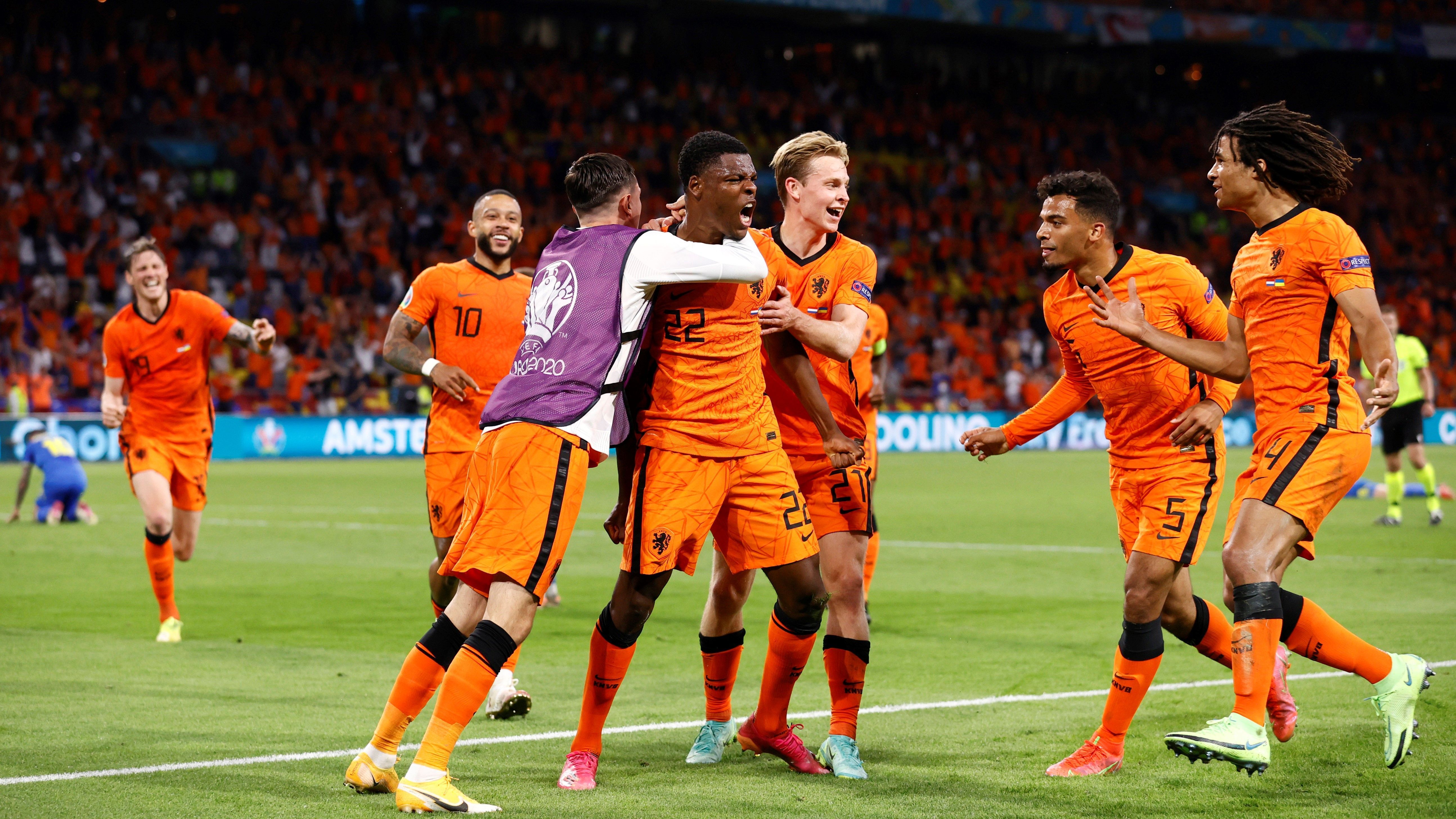 
                <strong>Niederlande</strong><br>
                Die Niederlande fahren nach Katar. Das Team von Bondscoach Louis van Gaal hat sich durch ein 2:0 gegen Norwegen für die Weltmeisterschaft 2022 qualifiziert. Van Gaal sah das Spiel von einer Loge im Stadion aus, nachdem er sich zuvor bei einem Fahrradsturz an der Hüfte verletzt hatte. Es wird die insgesamt elfte Teilnahme an einer WM-Endrunde für die Nationalmannschaft von Oranje. 
              