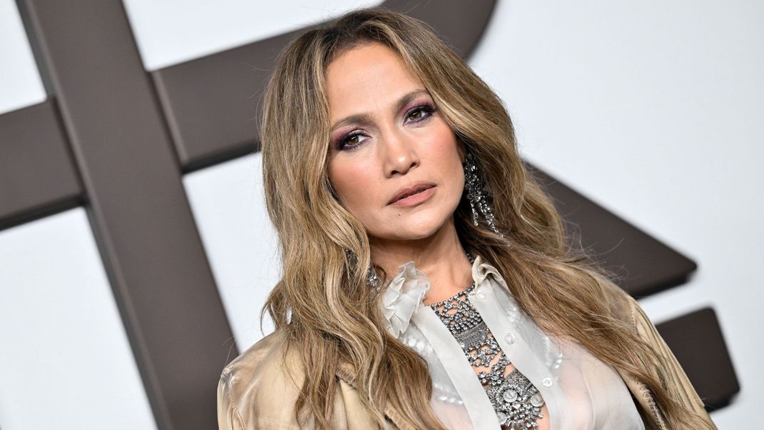 Jennifer Lopez zeigt bei der Ralph Lauren Spring/Summer 2024 Fashion Show in New York ihre sommerlichen Highlights.