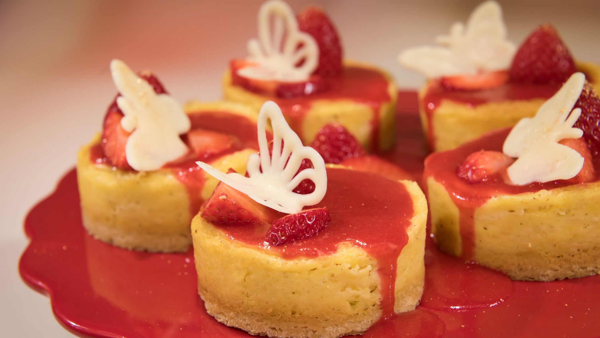 Cheesecake-Törtchen mit Erdbeeren