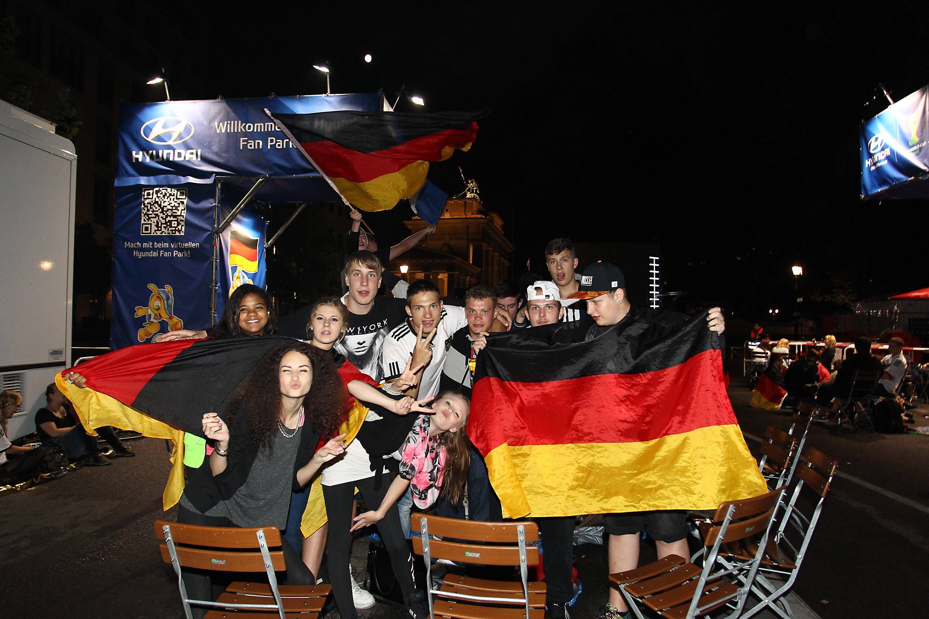 
                <strong>Übernachtung an der Fanmeile</strong><br>
                Berliner Fans übernachten an der Fanmeile, um sich später einen Blick auf die Nationalmannschaft zu sichern.
              