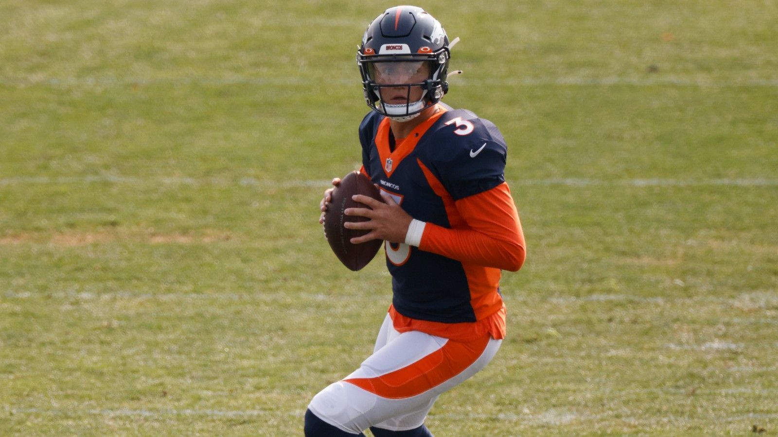 
                <strong>Denver Broncos: Drew Lock (Offense)</strong><br>
                Kann Drew Lock die Leistungen seiner Debütsaison bestätigen? Bisher spricht wenig gegen den jungen Quarterback, allerdings konnte Lock in der abgelaufenen Spielzeit auch ohne großen Druck aufspielen. Der 23-Jährige geht zum ersten Mal als Starter in eine NFL-Saison und muss mit den in ihn gesetzten Erwartungen erst einmal zu Recht kommen. Mit Jerry Jeudy, Courtland Sutton, Noah Fant, K.J. Hamler und einer soliden Offensive Line hat Lock beste Voraussetzungen, um eine starke Offense auf's Feld zu führen.
              