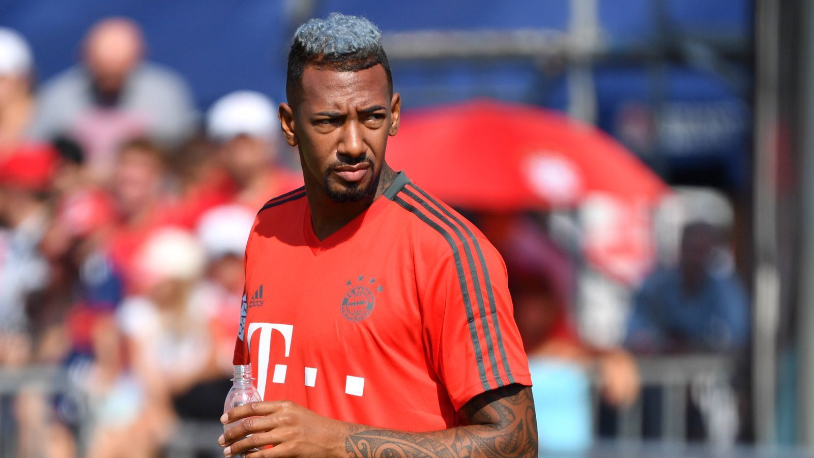 
                <strong>Jerome Boateng</strong><br>
                Bleibt er oder geht er? Am Ende der vergangenen Saison deutete vieles auf einen Abschied von Jerome Boateng beim FC Bayern hin. Auch Uli Hoeneß riet dem ehemaligen Nationalspieler zu einem Wechsel: "Ich würde ihm empfehlen, den Verein zu verlassen", sagte der Bayern-Präsident im "BR". Der Abgang von Mats Hummels zu Erzrivale Borussia Dortmund könnte die Situation jetzt allerdings ändern. Ein Boateng-Verbleib in München klingt aufgrund der dünnen Personaldecke mittlerweile durchaus realistisch.
              