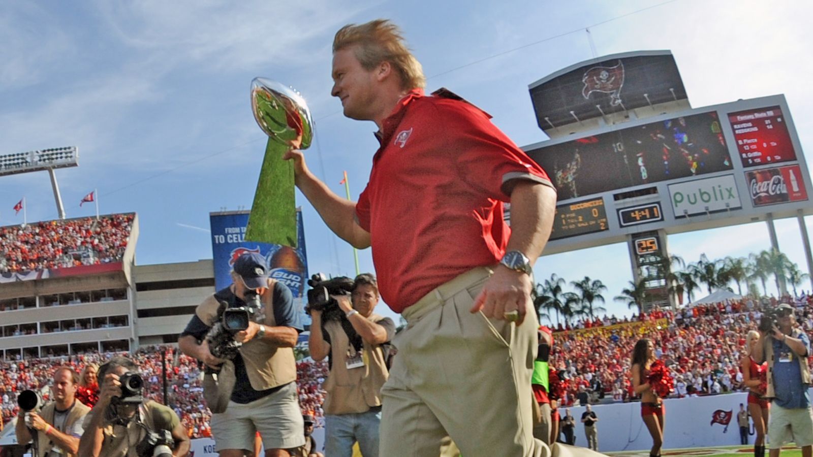 
                <strong>5. Sieg im Gruden Bowl</strong><br>
                McKay sollte Recht behalten, die Buccaneers wurden ein besseres Football-Team. Aber erst im neuen Jahrhundert wurden sie das beste. 2003 siegte Tampa Bay im sogenannten Gruden Bowl gegen die Oakland Raiders. Der damalige Bucs-Coach Jon Gruden hatte erst vor jener Saison die Raiders verlassen und holte gegen seine alte Liebe den ersten Super Bowl nach Tampa Bay - bis heute der einzige der Buccaneers. Aber vielleicht nicht mehr lang.
              