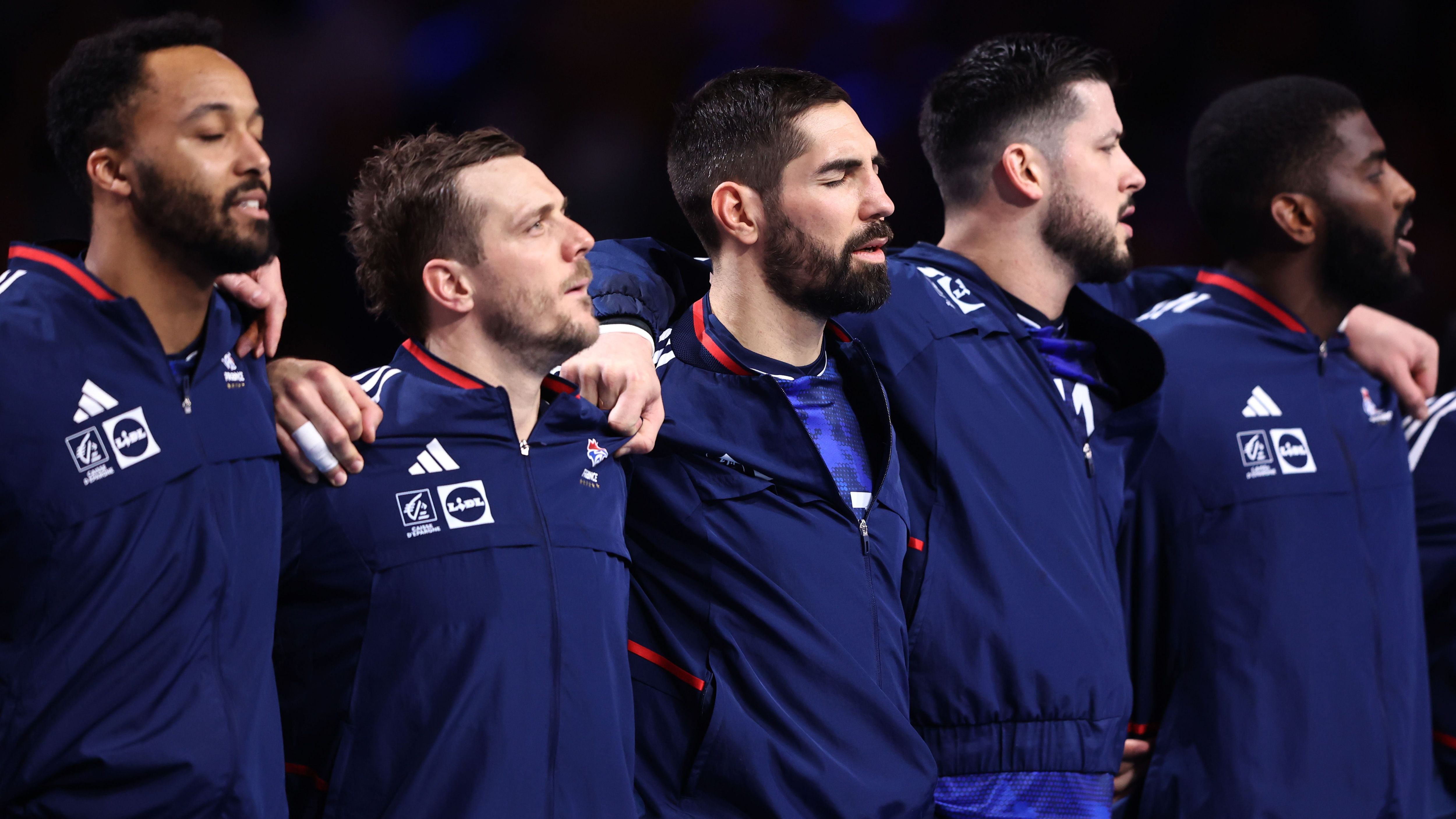 Nichtsdestotrotz ist der Kader der Franzosen grandios besetzt, Altstar Nikola Karabatic spielt nur noch eine untergeordnete Rolle. Die jungen Wilden haben übernommen, namentlich Dika Mem oder Melvyn Richardson. Seit dem verlorenen WM-Finale 2023 gegen Dänemark verloren die Franzosen kein einziges Spiel - mit einer Ausnahme: Das 30:35 gegen Deutschland in der Vorbereitung. Fazit: Einer der ganz großen Turnier-Favoriten, auch dank des Heimvorteils. Fraglich ist nur der Status von Dika Mem nach seiner Daumenverletzung.