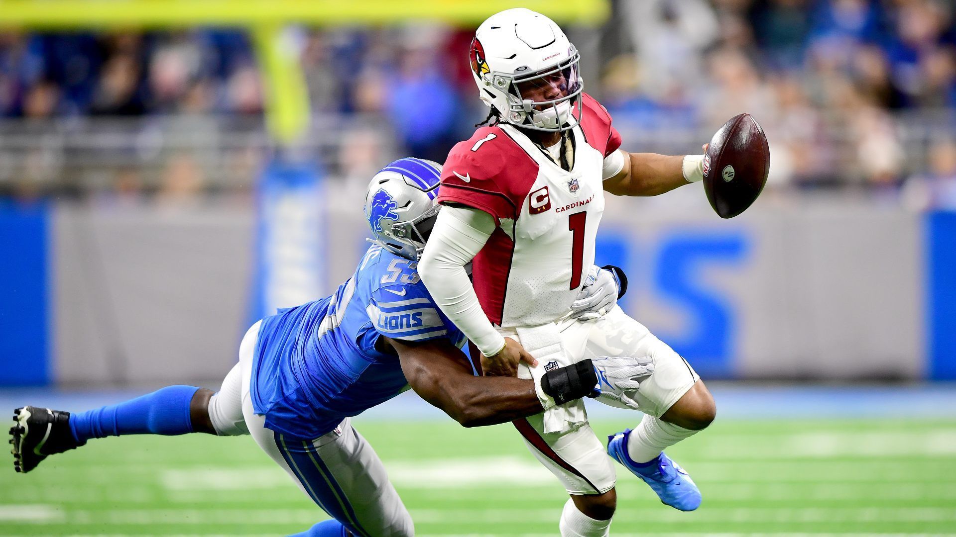 
                <strong>Verlierer: Arizona Cardinals </strong><br>
                Eigentlich schien ein Sieg der Arizona Cardinals über die Detroit Lions nur Formsache zu sein, doch das Team von Head Coach Kliff Kingsbury erlebte sein blaues Wunder. Die Offensive um MVP-Kandidat Kyler Murray schien ohne Star-Receiver DeAndre Hopkins zu implodieren und brachte am Ende gegen eine der schlechtesten Verteidigungen der Liga nur 12 magere Punkt auf die Anzeigetafel. Lange Zeit rangierten die Cardinals auf dem ersten Platz in der NFC, doch zwei Niederlagen in Folge lassen Arizona auf den vierten Platz zurückfallen. Kurz vor den Playoffs droht den Cardinals eine Ergebniskrise.
              