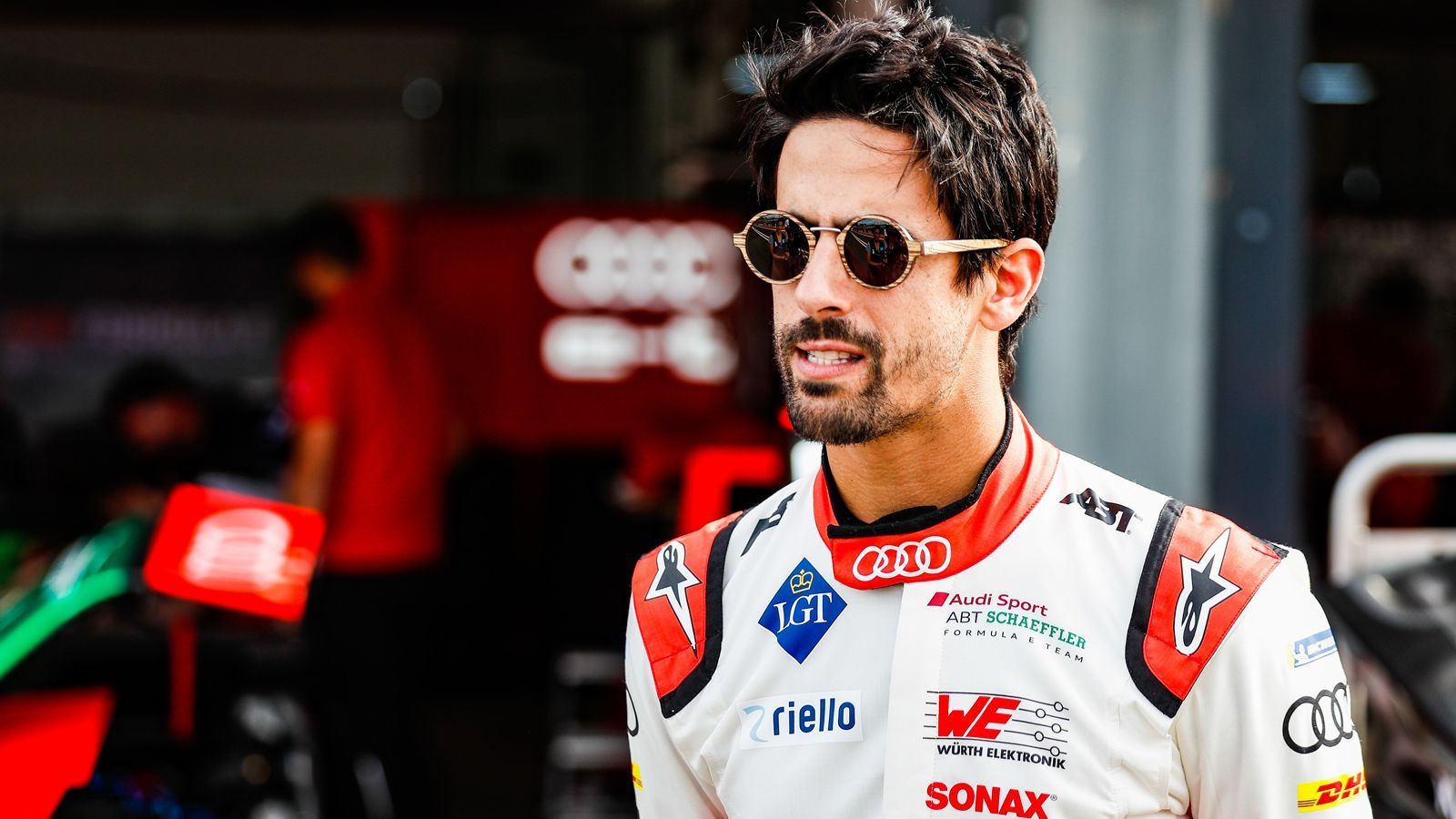 
                <strong>Falsche Unterwäsche</strong><br>
                Das ging fast in die Hose: Lucas di Grassi musste nach dem sechsten Saisonrennen der Saison 2017/2018 in Uruguay tief in die Tasche greifen - weil der Audi-Pilot die falsche Unterwäsche an hatte. Ja, tatsächlich, so genau schaut die Rennleitung hin. Für die falsche Unterhose durfte der Brasilianer satte 10.000 Euro Geldstrafe zahlen. Die Rennleitung hatte den Fauxpas nach der Überprüfung der Kleidung festgestellt. Und ist recht humorlos, wenn es um Sicherheitsfragen geht. "Es stellte sich heraus, dass der Fahrer kurze, feuerfeste Unterwäsche trug. Das ist laut Internationalem Sport Code nicht erlaubt", hieß es in der Mitteilung. "Der Fahrer hat sich entschuldigt. Die Stewards sehen eine Geldstrafe in diesem Fall als ausreichend an. Strafpunkte müssen hinzukommen, weil es sich um einen Sicherheitsverstoß handelt." Neben der Geldstrafe erhielt di Grassi für das Vergehen auch drei Strafpunkte.
              