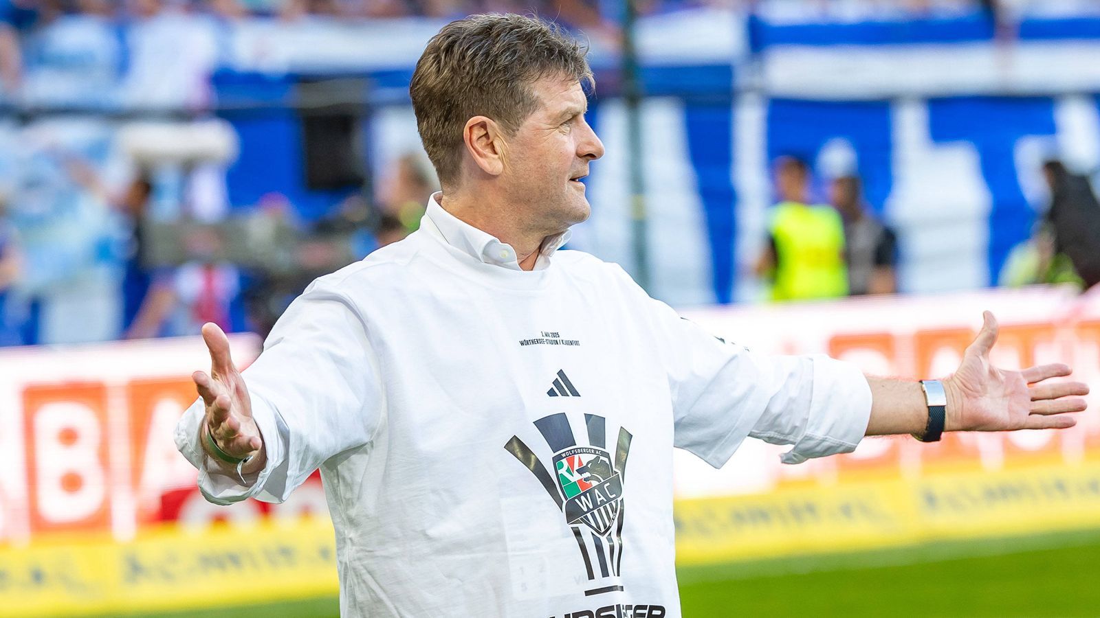 <strong>Wolfsberger AC zahlt Ablösesumme für Wohlmuth in Pellets</strong><br>... dieses kuriosen Transfer-Bonis: Wolfsberg-Präsident Dietmar Riegler (Bild) führt ein riesiges Pellets-Unternehmen im Bundesland Kärnten mit der Jahresproduktion von 430.000 Tonnen. "Damit können wir Akademie und Trainingszentrum heizen", sagte Rieds Präsident Thomas Gahleitner zur kuriosen Lieferung des Heizmaterials vom amtierenden österreichischen Pokalsieger.