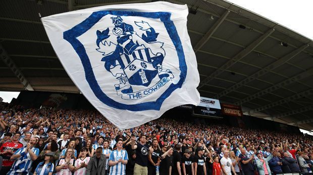 
                <strong>Huddersfield Town</strong><br>
                Fun Fact: Bei dem von David Wagner trainierten Aufsteiger gibt es die mit Abstand günstigsten Dauerkarten der ganzen Liga.Günstigste Dauerkarte: 112 EuroTeuerste Dauerkarte: 335 EuroGünstigste Tageskarte: 33 EuroTeuerste Tageskarte: 33 Euro (!)
              