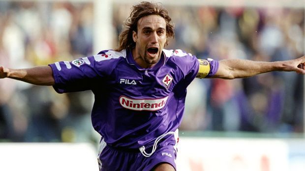 
                <strong>Gabriel Batistuta</strong><br>
                Gabriel Batistuta: Mit 193 Erstliga-Toren steht der Argentinier bis heute als erfolgreichster Torschütze in den Geschichtsbüchern von Florenz. "Batigol" spielte zwischen 1991 und 2000 für die Viola, ehe er kurz nach der Jahrtausendwende für umgerechnet 32,5 Millionen Euro an den AS Rom verkauft wurde. Nach dem Karriere-Ende war Batistuta zunächst erfolgreicher Polospieler, ist jetzt aber Sportdirektor beim argentinischen Verein Colon
              