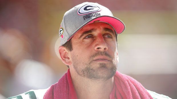 
                <strong>Aaron Rodgers und Co.</strong><br>
                Tom Brady an Nummer 1 ist vielleicht keine Überraschung, aber wo sind Stars wie Aaron Rodgers, J.J. Watt und Adrian Peterson? Vielleicht deckten sich deren Fans bereits vor dem Saison-Start mit Fan-Utensilien ihrer Idole ein. Der Absatz der Von-Miller-Trikots wird vermutlich zu Beginn der Saison 2016 deutlich ansteigen. 
              