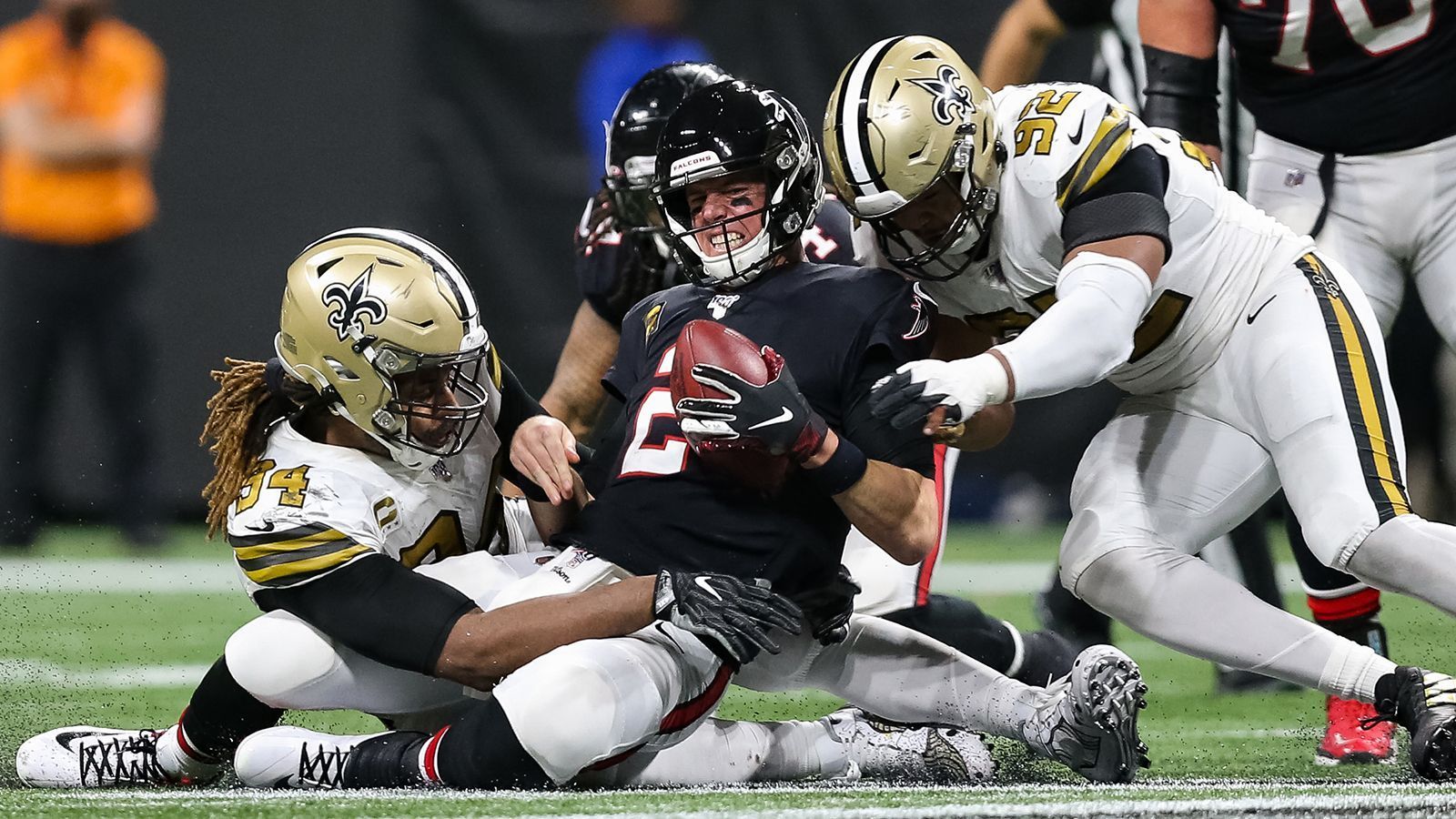 
                <strong>Marcus Davenport, Defensive End, New Orleans Saints</strong><br>
                2018 investierten die New Orleans Saints mächtig Draft-Kapital (zwei Erstrunden-Picks und einen Fünftrunden-Pick), um hoch zu traden und Marcus Davenport an 14. Stelle zu wählen. Der Pass Rusher, der zu dem Zeitpunkt von vielen Experten als "ungeschliffener Diamant" gesehen wurde, kämpfte in seiner bisherigen NFL-Zeit oft mit Verletzungen. Vergangene Saison zeigte er mit zehneinhalb Sacks sein Talent und dürfte kommende Spielzeit mit Cameron Jordan ein starkes Duo bilden.
              